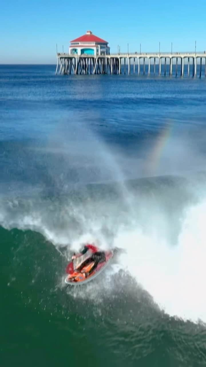 アラナ・ニコルズのインスタグラム：「Your girl got barreled today!!!   My first ocean barrel, in competition, with a whole world of adaptive surfers on the beach cheering…On my grandmas birthday... It feels like all the stars AND the moon AND the ocean all aligned for me today... I’m just like beyond cloud 9 😭☁️ 🌊 so grateful.  It’s not lost on me how lucky we are to surf at the iconic Huntington Beach pier either. Thank you to the @isasurfing crew that is absolutely crushing this event and whose support of the adaptive surfing movement has made a world of difference.   Feeling the love and support of my sponsors today and know I couldn’t do this, what I love, without you. Thank you @teamtoyota @salesforce @smithoptics @yakimaracks @hi5sfoundation   #barrel #surf #adaptivesurfing #waveski #parasurfing #sopitted #isaworlds #adaptivesurfer #surfing #adaptiveathlete #adaptivelifestyle #adaptanddestroy #highfives #highfivesathlete」