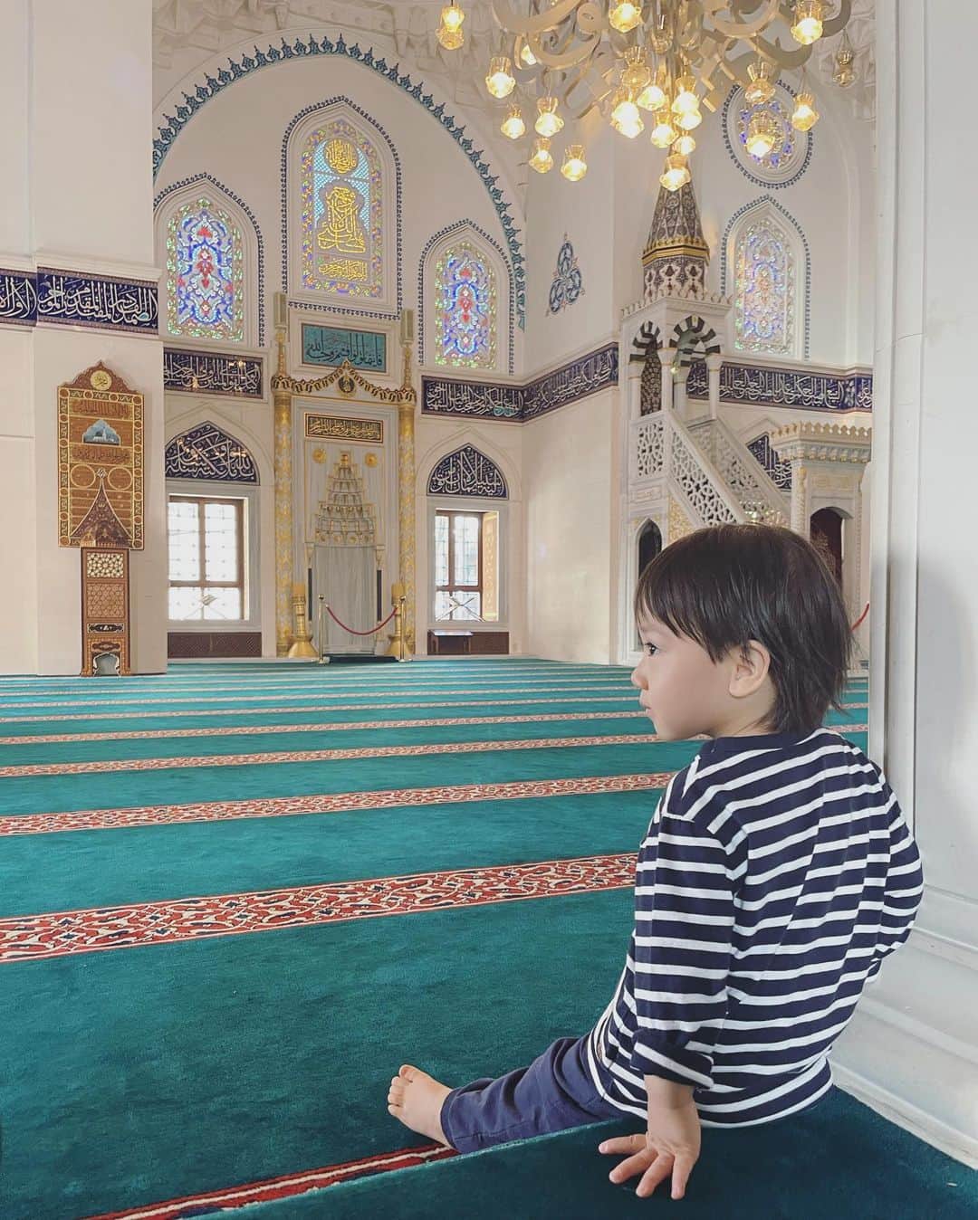 森本さやかさんのインスタグラム写真 - (森本さやかInstagram)「#モスク 🕌 🧕🏻  ここだけまるで別世界.′.′?! 美しさで心洗われるような そんな空間 𓂃𓈒𓏸︎︎︎︎  頭にスカーフを巻いて美しい建物を見学しました♬.*ﾟ  連れてってくれてありがとう ᵗᑋᵃᐢᵏ ᵞᵒᵘ ¨̮...❤︎ 楽しかったぁ( ´͈ ᵕ `͈ )  #東京ジャーミイ  #礼拝堂  #美しいモスク」11月10日 8時17分 - sayakamorimoto1011