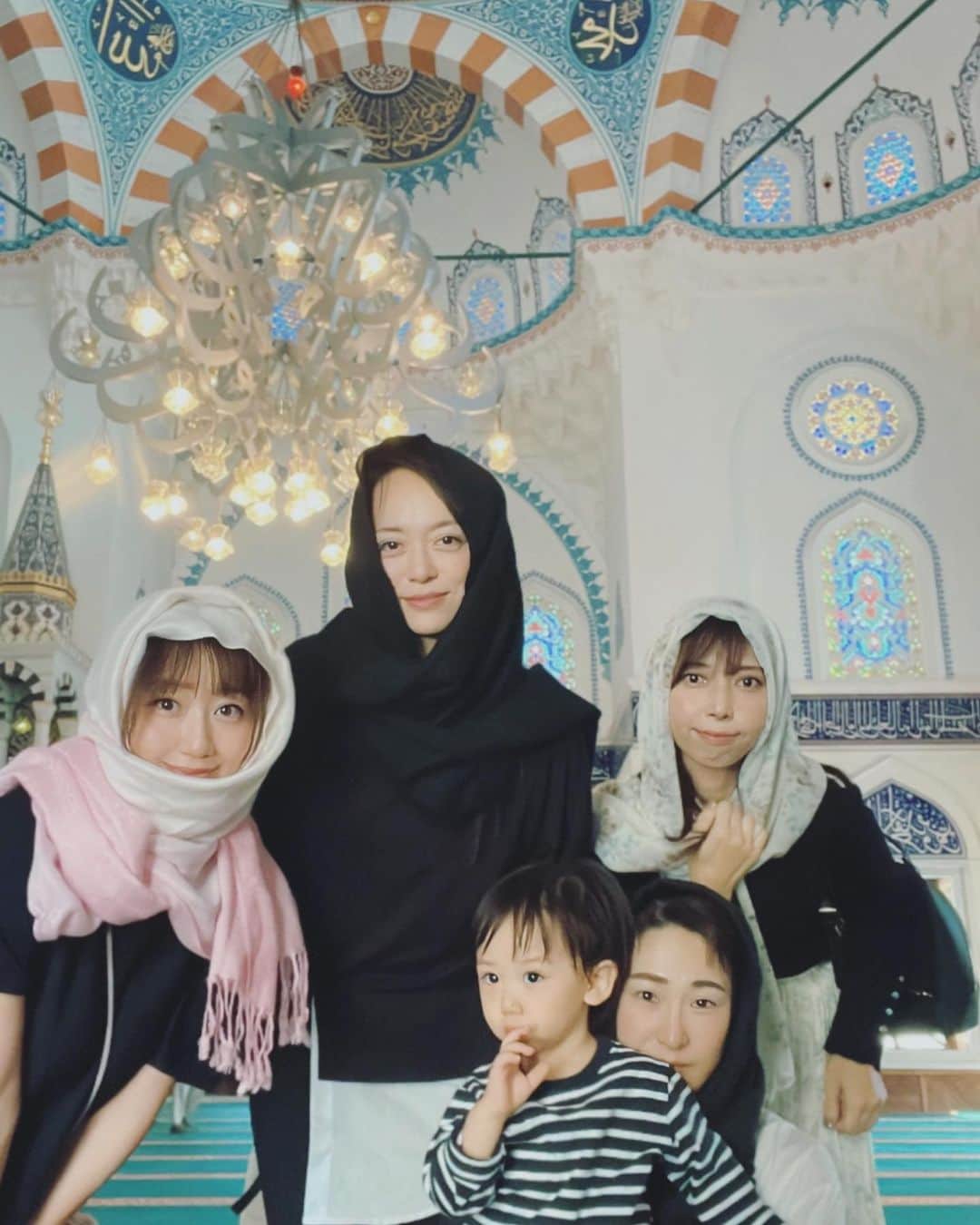 森本さやかのインスタグラム：「#モスク 🕌 🧕🏻  ここだけまるで別世界.′.′?! 美しさで心洗われるような そんな空間 𓂃𓈒𓏸︎︎︎︎  頭にスカーフを巻いて美しい建物を見学しました♬.*ﾟ  連れてってくれてありがとう ᵗᑋᵃᐢᵏ ᵞᵒᵘ ¨̮...❤︎ 楽しかったぁ( ´͈ ᵕ `͈ )  #東京ジャーミイ  #礼拝堂  #美しいモスク」