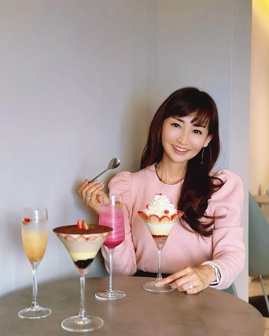 長谷川夕希子のインスタグラム：「夕希ログ🥂スイーツ編💗  スイーツは本当に美味しくないと 絶対食べたくない私😌❣️  三軒茶屋駅🚉から徒歩3分 極上スイーツ パフェ&バー 『Fraiselll』(フレーズスリー) @fraise3_sangenjaya  で、めっちゃ美味しい😋映え😍💞 スイーツに心奪われてきました🎶🥰  8/4(私のバースデーと同日😆♪)に オープンした『Fraiselll』🍓　　  営業時間が22:30 L.O(日曜•祝日は〜21:00)の夜パフェ🌉もできる パフェ&バー 『Fraiselll』  一番人気で大好きになる要素テンコ盛りの 「いちごのショートケーキパフェ」 と ほろ苦さが胸をときめかす 「いちごのティラミスパフェ」 いただきました😋💞💞💞  エディブルフラワー🪻と銀箔で飾られプリンセスのような容姿👸の 「いちごのショートケーキパフェ」は、 ふわふわの北海道産生クリームの優しい甘さと、スッと雲のように溶けていく甘さ控えめな自家製スポンジ、長野県産サマーリリカル苺🍓、クレメダンジュ、カスタードクリーム、チョコクラッカン、カリカリ梅、苺ピューレ等等全く飽きさせることの無い魅力的な味の変化を調和の中で愉しめる贅沢パフェ💞💞💞😋　 スイーツに厳しい私😊❣️ めっちゃ私好みでした😍💞  「いちごのティラミスパフェ」 も厳選素材で構成✨  珈琲ココアパウダー ティラミスクリーム アイス ラムシロップ ジェノワーズ(スポンジ) エスプレッソチョコムース チョコクラッカン クレムパティシエール(カスタード) 珈琲ジュレ という設計✨  大人なティラミスクリームと私好みの風味豊かで濃厚なバニラアイスが互いに引き立てあいながら、いちご🍓と絶妙なハーモニーを口の中で繰り広げる✨✨✨最高😍💗  ドリンクは、 アルコール🥃🍹も アイスラテ等色々ある中で  バラ🌹のラメソーダ と バラのラメシャンパン🥂 の映え映えのをオーダー✨😆💗  かき回すと、ラメがキラキラして✨綺麗〜🤩✨ 爽やかで美味しかったです♪  遅くまで営業しているから ディナー後に、夜スイーツ食べたくなる時にも嬉しいね☺️  店内も可愛くて映え空間✨ リール動画お楽しみにね♪  正解率95%以上の 誰と行ったかクイズ ヒントは、スワイプ8枚目😆 そちらもリール動画でね😙  Fraiselll @fraise3_sangenjaya  三軒茶屋駅🚉から徒歩3分🚶‍♀️  世田谷区三軒茶屋2-10-16 ビルデンス三軒茶屋3F  📞03-6450-7772  月・火・木・金・土 15:00〜22:30 (L.O) 日・祝 15:00〜21:00  変動する場合もあるので、 @fraise3_sangenjaya の投稿をチェックしてね🗓️  #三軒茶屋カフェ  #夜カフェ  #夜パフェ  #夜スイーツ  #夜お茶  #映えスイーツ  #映えカフェ  #映え #映えスポット  #三茶カフェ  #三茶 #三軒茶屋バー  #東京デート  #都内カフェ  #都内デート  #都内カフェ巡り  #大人女子の休日  #アラフォーライフ #アラフィフライフ #美魔女 #スイーツスタグラム  #スイーツ女子  #スイーツテロ  #パフェスタグラム  #パフェ活  #パフェ部  #パフェ巡り  #パフェ好き  #pr」