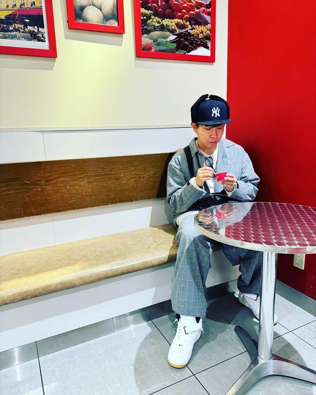 ヤスタケのインスタグラム：「🍨🍇 うまジェラート😋  キャップ @newerajapan  セットアップ @twelvepercent2021  スニーカー @niketokyo バッグ @gu_for_all_」