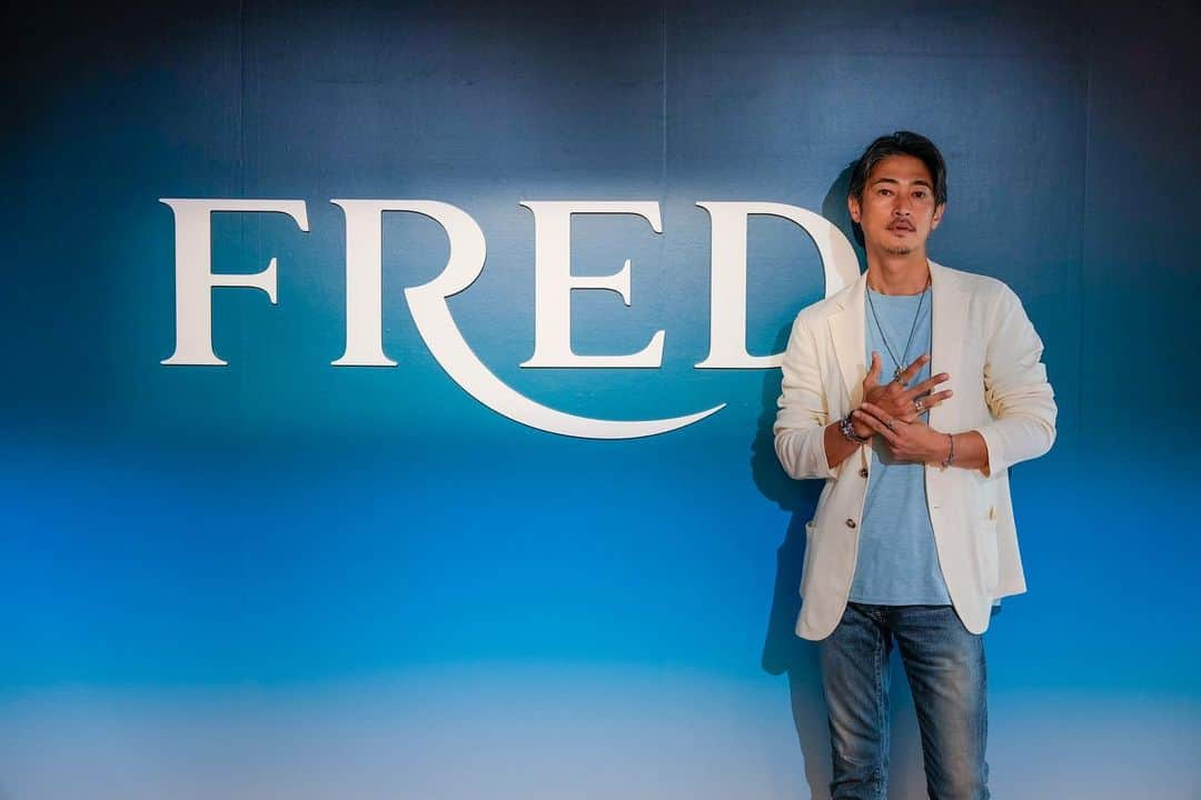 窪塚洋介のインスタグラム：「FREDの限定ポップアップ ”Happy Blue Shades”  🔷🟦🔵🩵🔵🟦🔷  阪急うめだ本店9階 阪急ギャラリー 〜11月20日まで限定Open。  🌬️⛵️🫧⚓️✨  1966年に誕生した「フォース10」のヘリテージやデッサンなども飾られていて、 デジタルインスタレーションもあり、広い空間でじっくりとメゾンの世界観に浸れること請け合い✨   @fredjewelry   #FREDHankyuUmeda #FREDHappyBlueShades #FREDJewelry #FREDParis #pr」