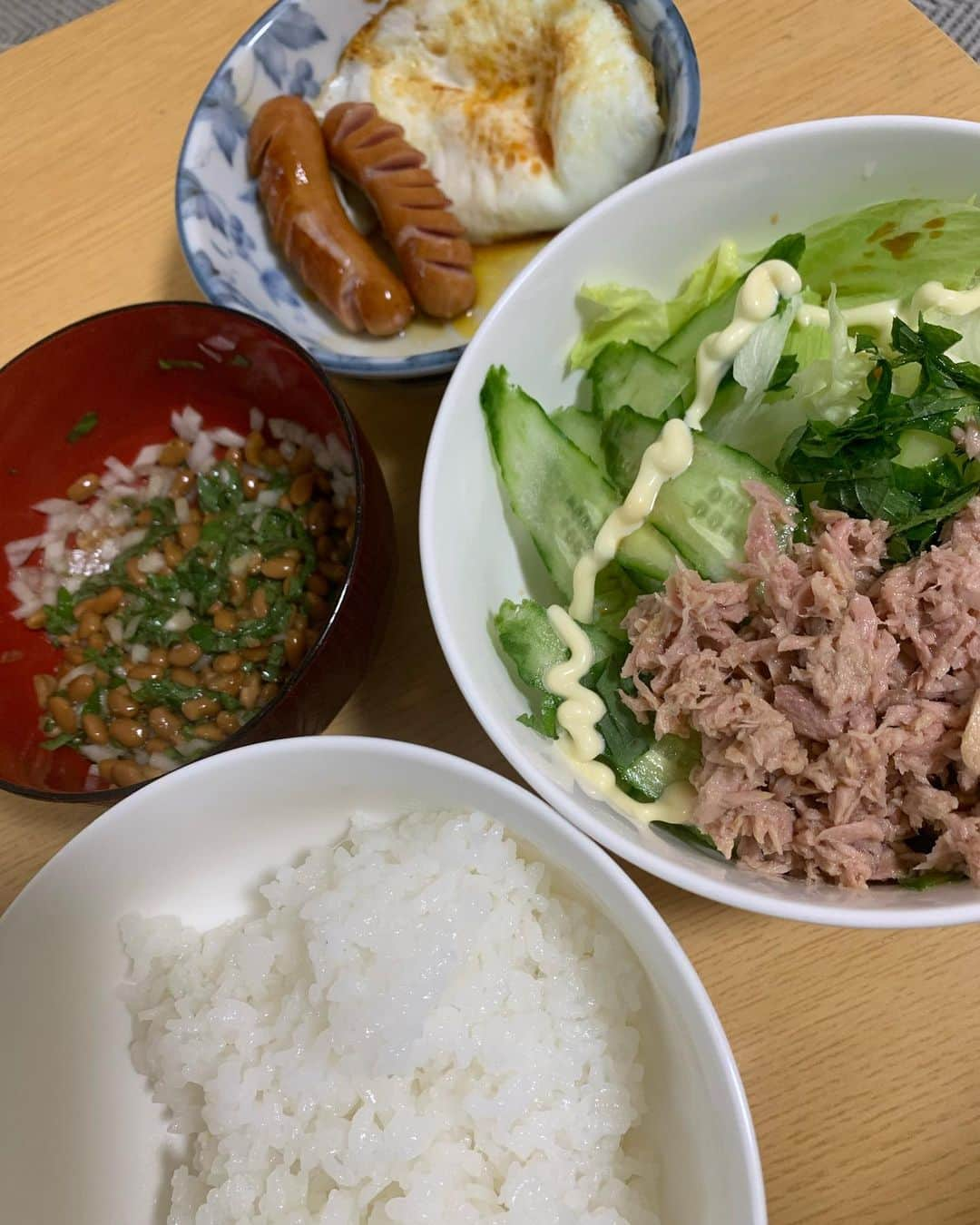 村上ショージのインスタグラム：「朝メシやはり美味いね😋食べれる幸せに感謝して今日も少し頑張ろう！いただきます新米光っている！」