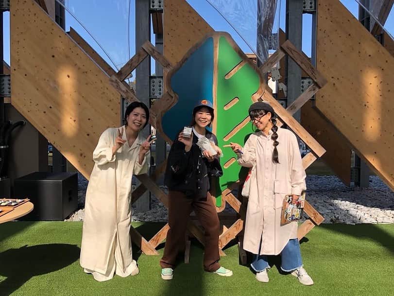 土井コマキのインスタグラム：「凄い面白いことやってる人たちって、どの業界にもいらっしゃって、ほんとに刺激をもらいます。 料理家・発酵マイスター榎本さんが、まにわ発酵’sの皆さんを敬意を込めて暖かく紹介してくださって、嬉しかった。 まにわ発酵’sと発酵生活研究所の関係も朗らか。 そして、おみそはん！ちょっと見ない間に、ラップスキルがヤバイことになってて、超スゴイっす！  紅葉も美しく、山葡萄の葉も紅葉してた。  @meguru_tsunagaru_hacco」