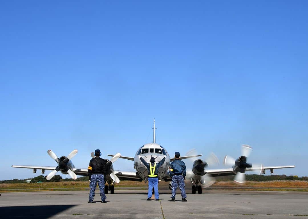 海上自衛隊さんのインスタグラム写真 - (海上自衛隊Instagram)「澄み切った青空が広がりました。 気持ちも清々しく✨  大空へＴＡＫＥ ＯＦＦ!!  #P3C #青空 #飛行機好きな人と繫がりたい」11月10日 8時30分 - jmsdf_pr