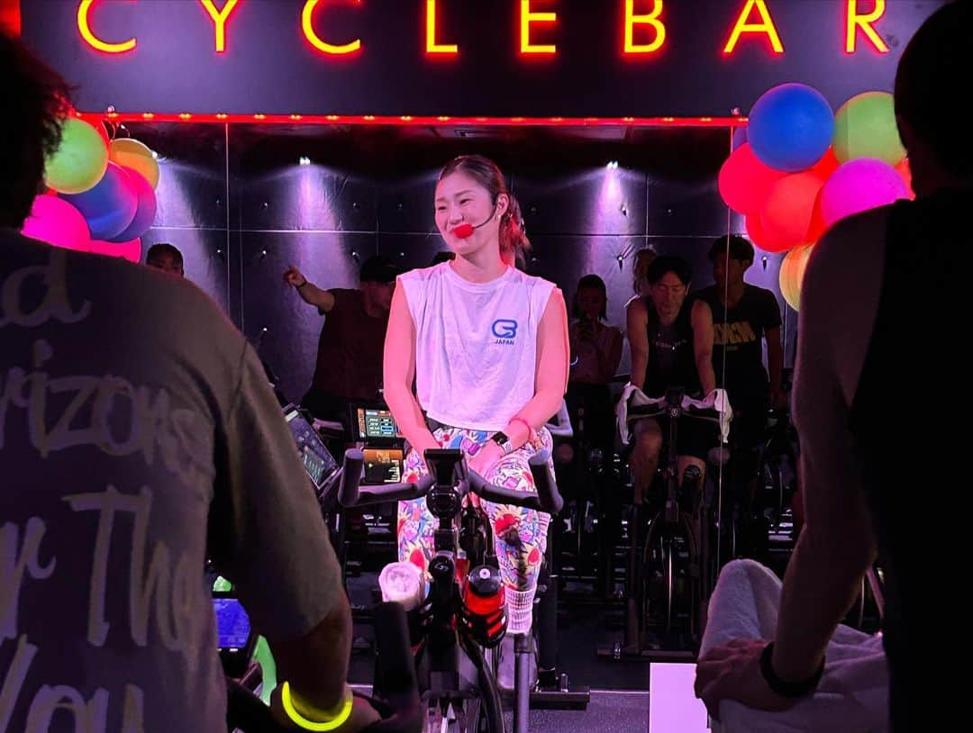 河中あいさんのインスタグラム写真 - (河中あいInstagram)「CyclebarでFirst Rideしてきました🚲 インストラクターの方たち明るいし盛り上げ上手ですっごく素敵な方達ばかり♡最高な時間でした♡  ただ最近運動を怠っていた私は気力はあるのに体が追っつかない状態。 だけど今回受けた @tsukasa_cyclebar さんの中盤のトークで笑えて元気出て最後までどうにか笑顔で乗り切りました！笑 次回はもう少し体力付けてから参加しよう😂  レミカもレッスン中、皆さんが遊んでくださっていてとても助かりました。 サイクルバー最高！と言っておりました。笑 (写真、自転車に乗せてもらってます☺️)  ありがとうございました♡  #cyclebar#cyclebarakasaka  #サイクルバー」11月10日 14時04分 - aikawanaka_