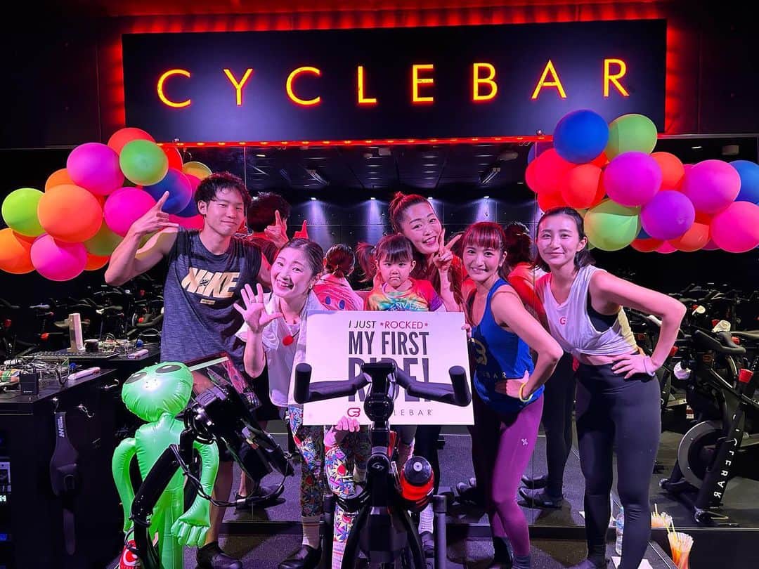 河中あいのインスタグラム：「CyclebarでFirst Rideしてきました🚲 インストラクターの方たち明るいし盛り上げ上手ですっごく素敵な方達ばかり♡最高な時間でした♡  ただ最近運動を怠っていた私は気力はあるのに体が追っつかない状態。 だけど今回受けた @tsukasa_cyclebar さんの中盤のトークで笑えて元気出て最後までどうにか笑顔で乗り切りました！笑 次回はもう少し体力付けてから参加しよう😂  レミカもレッスン中、皆さんが遊んでくださっていてとても助かりました。 サイクルバー最高！と言っておりました。笑 (写真、自転車に乗せてもらってます☺️)  ありがとうございました♡  #cyclebar#cyclebarakasaka  #サイクルバー」