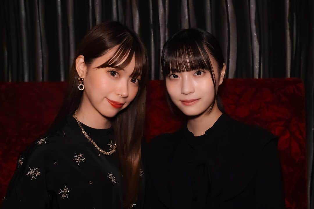 安森彩那のインスタグラム：「ゆうな。さん お誕生日おめでとうございます🎂✨ - あなたと姉妹ができて本当に嬉しいです🍀✨ - 5%以下の確率でM-13回戦進出できた奇跡はゆうな。さんだったから行けたと思ってます。 - あなたが、一回戦、二回戦と突破するたびに、折り紙のだるまさんを作って目を完成させましょうって持ってきてくれた事、実はとても感銘を受けてましたの。 - 来年こそは、3という数字をかかれた“だるま”さんを 完成させましょうね🔥 - あなたとの漫才の時の距離感がとても大好きです。 - ゆうな。さん これからもお身体だけは 気をつけて、ゆうな。さんの活躍楽しみにしています🍀✨ - #燃ゆるレジーナ #ショウガールズ #m1 #m1グランプリ」