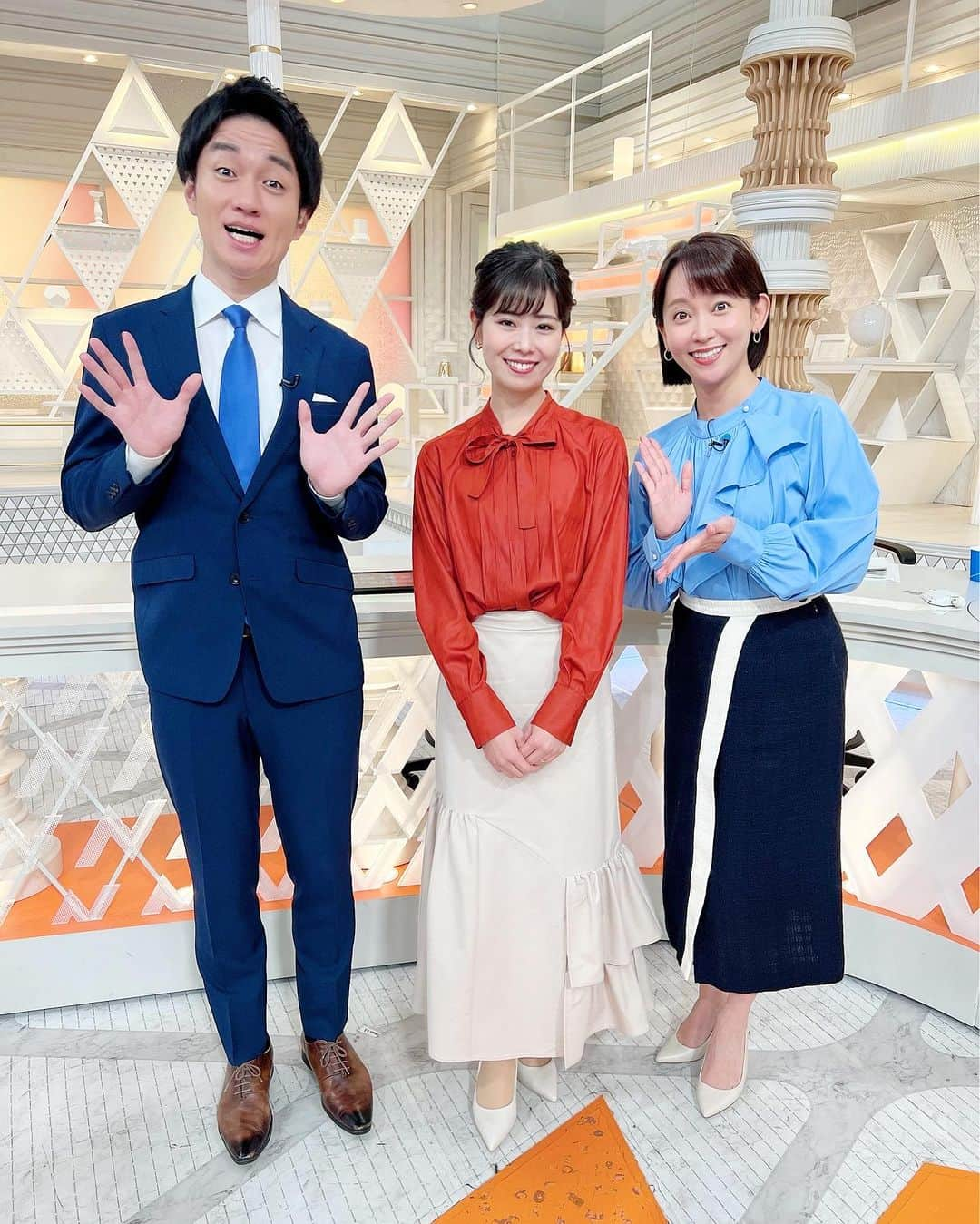 TBSアナウンサー公式さんのインスタグラム写真 - (TBSアナウンサー公式Instagram)「出水麻衣です！  最近、本格的に季節の移ろいを感じますね。 体調いかがですか？ 私は少しだけ秋花粉にやられております…  さて今週末、赤坂サカスでは 「地球を笑顔にする広場」と題して SDGs関連イベントが行われます🌏！ ステージイベントやワークショップ、 展示など盛りだくさんの内容となっています。  宜しければ、上着を羽織って暖かくして お出かけくださいね♪  詳しくは☟ https://chat.google.com/dm/0C3z8UAAAAE/rowQBN0B2yg/rowQBN0B2yg  写真は日曜Nスタチームと♪ いつも和やかで心地よい現場です🧡  衣装【TONAL】  #tbs #アナグラム  #出水麻衣 #渡部峻 #アナウンサー #sdgs #ワークショップ #イベント」11月10日 20時00分 - tbs_annogram