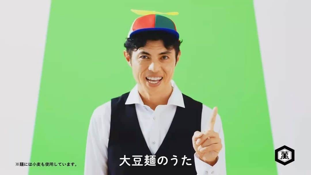 小島よしおのインスタグラム：「スピードアップピーヤ🔥🔥  「大豆麺のwebCMに出演してるよ！みんなも応募してみてね！」  #PR  #キッコーマン」