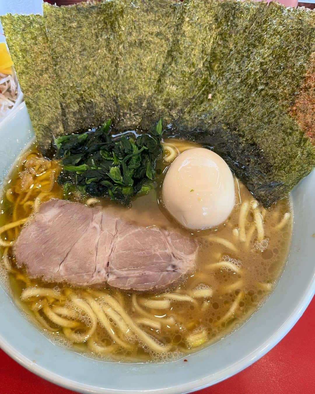 長崎峻侑のインスタグラム：「朝食を抜いて、昼は多摩市にある「たま家」さんへ🍜🍚 ラーメン中盛りカタメ。海苔、味玉トッピング。ネギ飯大盛り。 久しぶりの家系、しっくり来ました👍 大盛りでも良かったなー #ラーメン　#家系ラーメン　#たま家　#東京　#多摩市　#ネギ飯　#完食　#完飲」