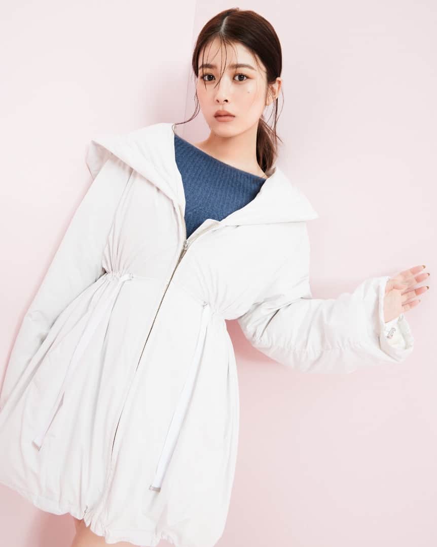 snidelのインスタグラム：「本週新上架！ SNIDEL 的冬季主打款 Lady Mood Coat 每年都會更新。 今季大膽把衣領與兜帽相連成為亮點。 不僅讓大衣的背面看起來更有氣勢，也讓大衣有小臉的效果。 下擺和袖口設有抽繩， 稍高的位置附有羅緞絲帶，可調整腰部的貼合度。  SWFC235002 Lady Mood羽絨服 Color: IVR BLK PBEG Size: 0, 1  ━━━━━━━━━━━━━━ 雙十一滿$1000，全單額外11% OFF Autumn Campaign活動進行中 詳情請向店舖查詢或到網頁瀏覽🍁 Link in Bio ✨ #SNIDEL #SNIDELHK #Ladymood #OL #winter #coat」