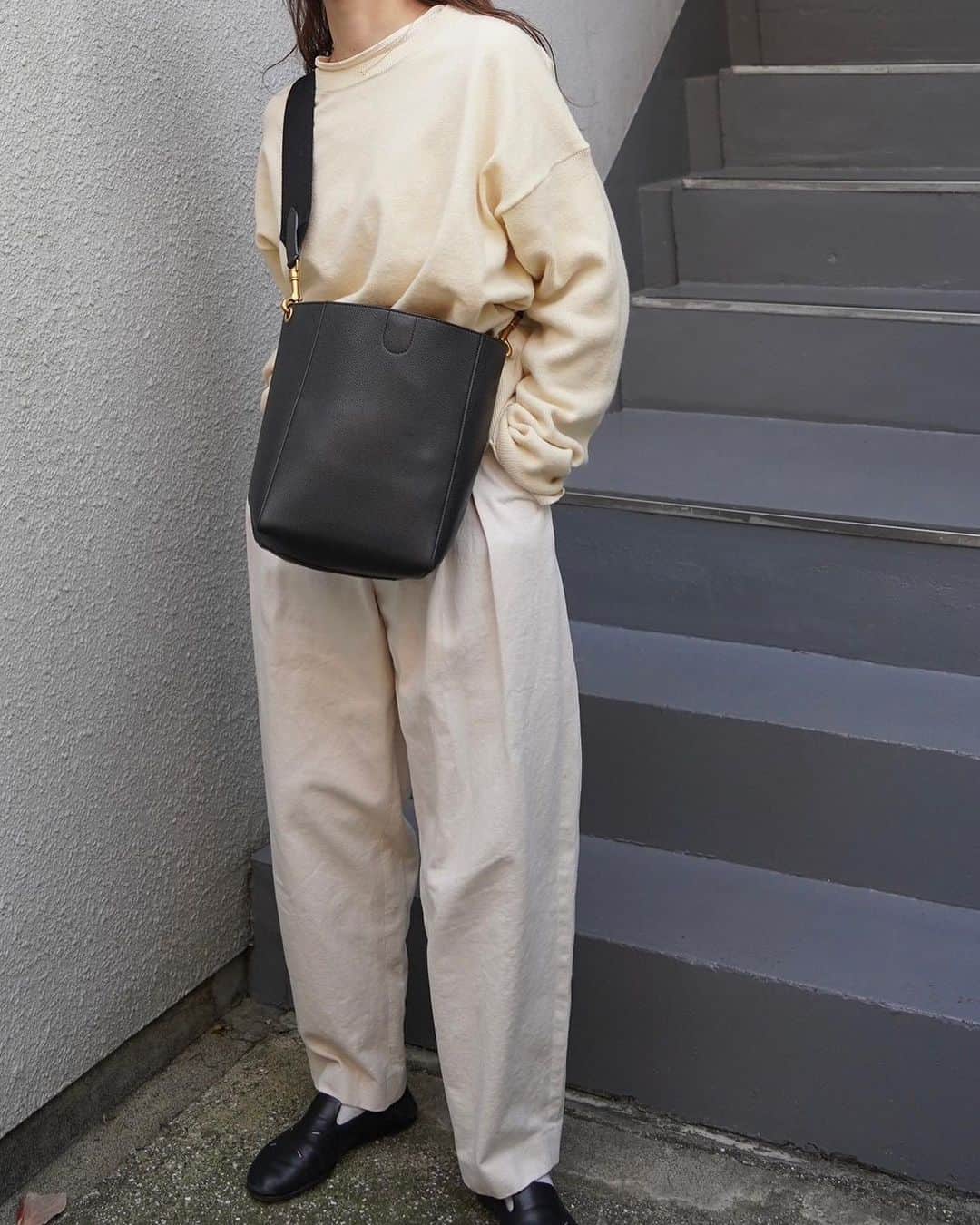ETRÉ TOKYO ストアのインスタグラム：「@etretokyo  【Recommend items】  ㅤㅤㅤ ㅤㅤㅤ #ETREフードストールニットプルオーバー GREY / YELLOW / BLACK F size ¥26,400(tax in) ㅤㅤㅤ ㅤㅤ 本社スタッフ @sakiko_113 154cm YELLOW着用  @_emiko123__ 153cm GREY着用  ㅤㅤㅤ  ㅤㅤㅤ┈┈┈┈┈┈┈┈┈┈┈┈┈┈┈┈┈┈┈ ㅤㅤㅤ ㅤㅤ  【INFORMATION】 ⁡ㅤㅤㅤ ⁡ ※ ルミネカード会員様限定で店舗通販のご利用が可能です。  ⁡ ※お電話がつながりにくい可能性がございます。 ⁡ ※また混雑時には入場制限及び 試着点数の制限を設けさせて頂きます。 予めご了承ください。 ⁡ ⁡ ご理解、ご協力を賜りますよう 心よりお願い申し上げます。   ㅤㅤㅤ 【LUMINE SHINJUKU STORE】 ETRÉ TOKYO ルミネ新宿2店 TEL：03-5989-0979  ー営業時間ー (平日、土日祝)11:00-21:00 ⁡  #etretokyo#etre#fashion#etretokyoshinjuku #etre#2023etre#etretokyo_staff_ootd#2023aw #大人ファッションコーデ #シンプルスタイル  #オトナカジュアルコーデ #カラーニット #カラーコーデ #タックパンツ」