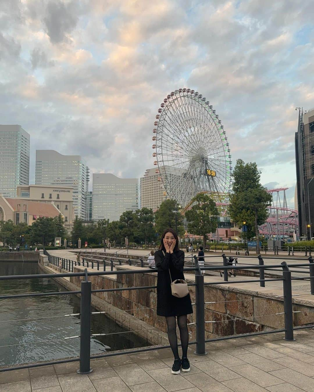 宮田綾子さんのインスタグラム写真 - (宮田綾子Instagram)「メリーゴーランド可愛い🎠✨ 夕方でも充分キラキラ楽しめました♩ちょっとお散歩で気分転換できた 今年はどこかイルミネーション行けるかなぁ🎄行けなさそう〜〜  🎪 @ayako__miyata   #横浜みなとみらい #みなとみらい #コスモワールド #メリーゴーランド #観覧車 #横浜 #yokohama」11月10日 8時32分 - ayako__miyata