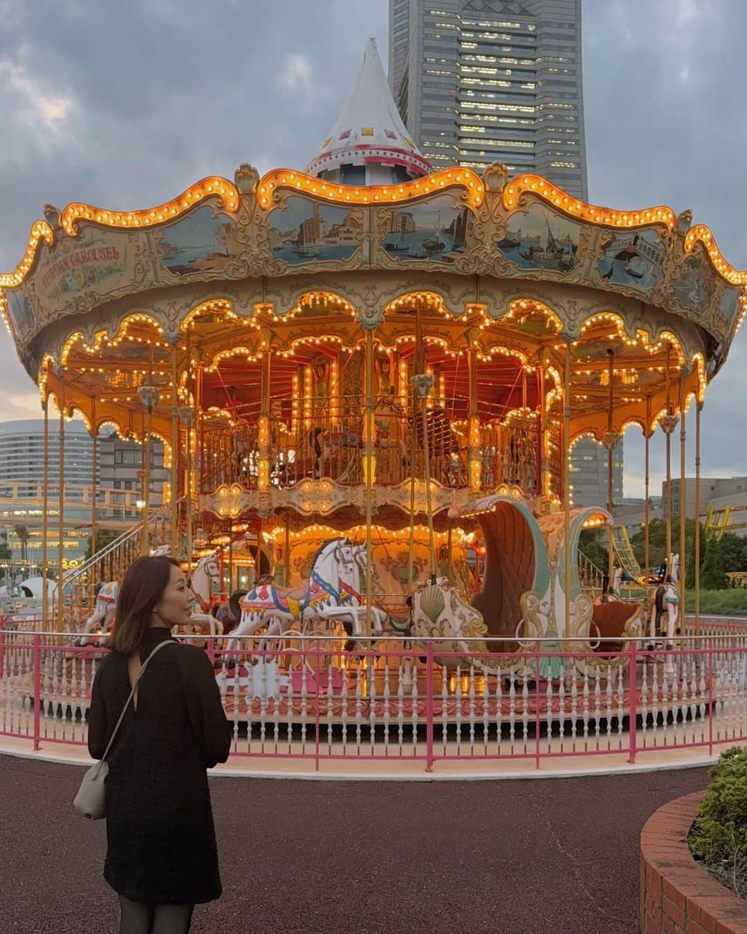 宮田綾子のインスタグラム：「メリーゴーランド可愛い🎠✨ 夕方でも充分キラキラ楽しめました♩ちょっとお散歩で気分転換できた 今年はどこかイルミネーション行けるかなぁ🎄行けなさそう〜〜  🎪 @ayako__miyata   #横浜みなとみらい #みなとみらい #コスモワールド #メリーゴーランド #観覧車 #横浜 #yokohama」