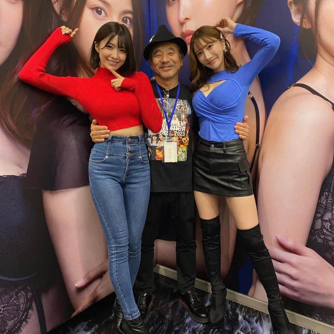 つばさ舞のインスタグラム：「. 写真展在廊 1日目‼️ 八蜜凛ちゃんと一緒に在廊してきました"(∩>ω<∩)"✨✨✨ . 最後の写真展だし、 今回は更に凄いから沢山の人に見て欲しいし、 大事な人には絶対来て欲しい😭❤️‍🔥 . . . . . . . 明日の11月11日、 最後の在廊日です‼️ みんな、待ってます🥰 . . . . #西田幸樹 #八蜜凛 #つばさ舞 #エイトマンウーマン #写真展 #AV女優 #エイトマンプロダクション」