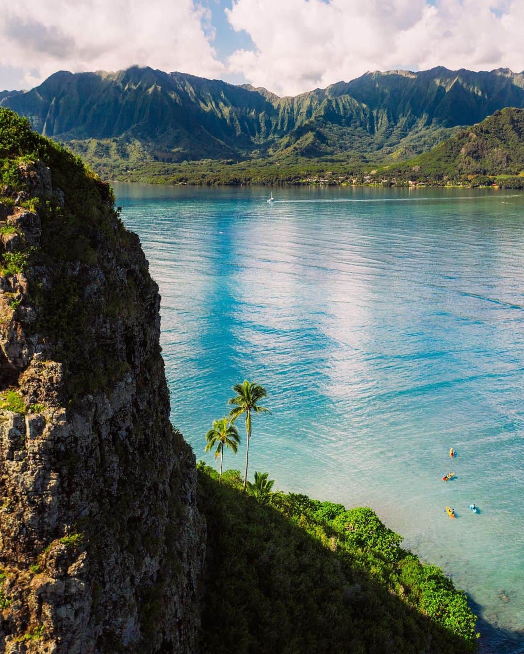 Travel + Leisureのインスタグラム：「Photo by @vincelimphoto 🌴 When it comes to outdoor adventure, Oahu packs a punch. We've rounded up some of the best hikes on the island so you can soak in the scenery while trekking around. Get the list at the link in bio.」
