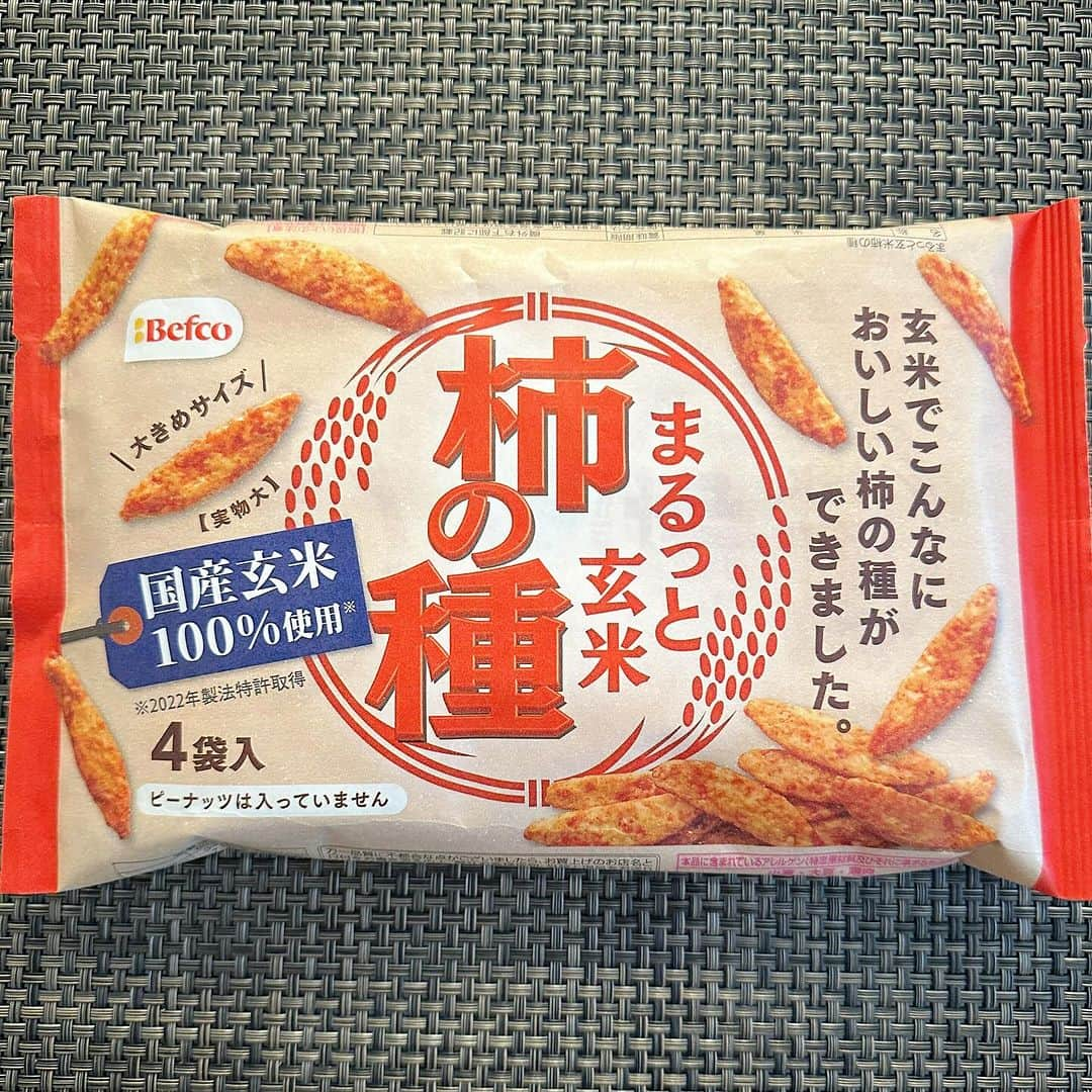 中倉隆道のインスタグラム：「. 柿ピーモーニング♬🍘☺️✨  今朝は栗山米菓の 『まるっと玄米柿の種』  国産玄米100%使った健康志向柿の種🌾✨ 焼き上がった玄米の香ばしいファーストスメルが特徴的  薄焼きの柿の種はサクパリで軽やか食感で玄米の粒々が所々残って香ばしさと甘さ、控えめな醤油味がいいバランスでウマウマ♬😋👍  玄米だからいつもと違う米の旨さがあってイイね！！  今日も笑顔いっぱいで元気にいきまっしょい！😊✨  #まるっと玄米柿の種 #栗山米菓 #中倉隆道 #柿の種 #柿ピー研究家 #柿ピー #柿ピー評論 #柿の種研究家 #ご当地シリーズ #ご当地柿の種 #柿ピーウォッチング #フリーアナウンサー #アニメ研究家」