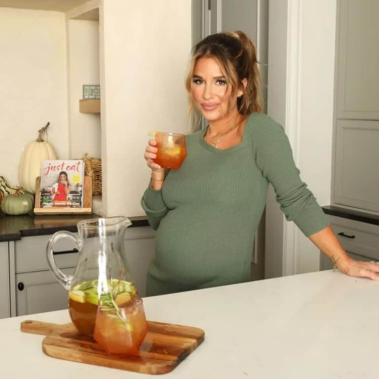 Jessie Jamesのインスタグラム：「My beautiful @justfeedme wineglasses at @walmart are now live🥰 Enjoy a glass for me while I drink this non spiked apple cider 😂🍎🍷🍾」