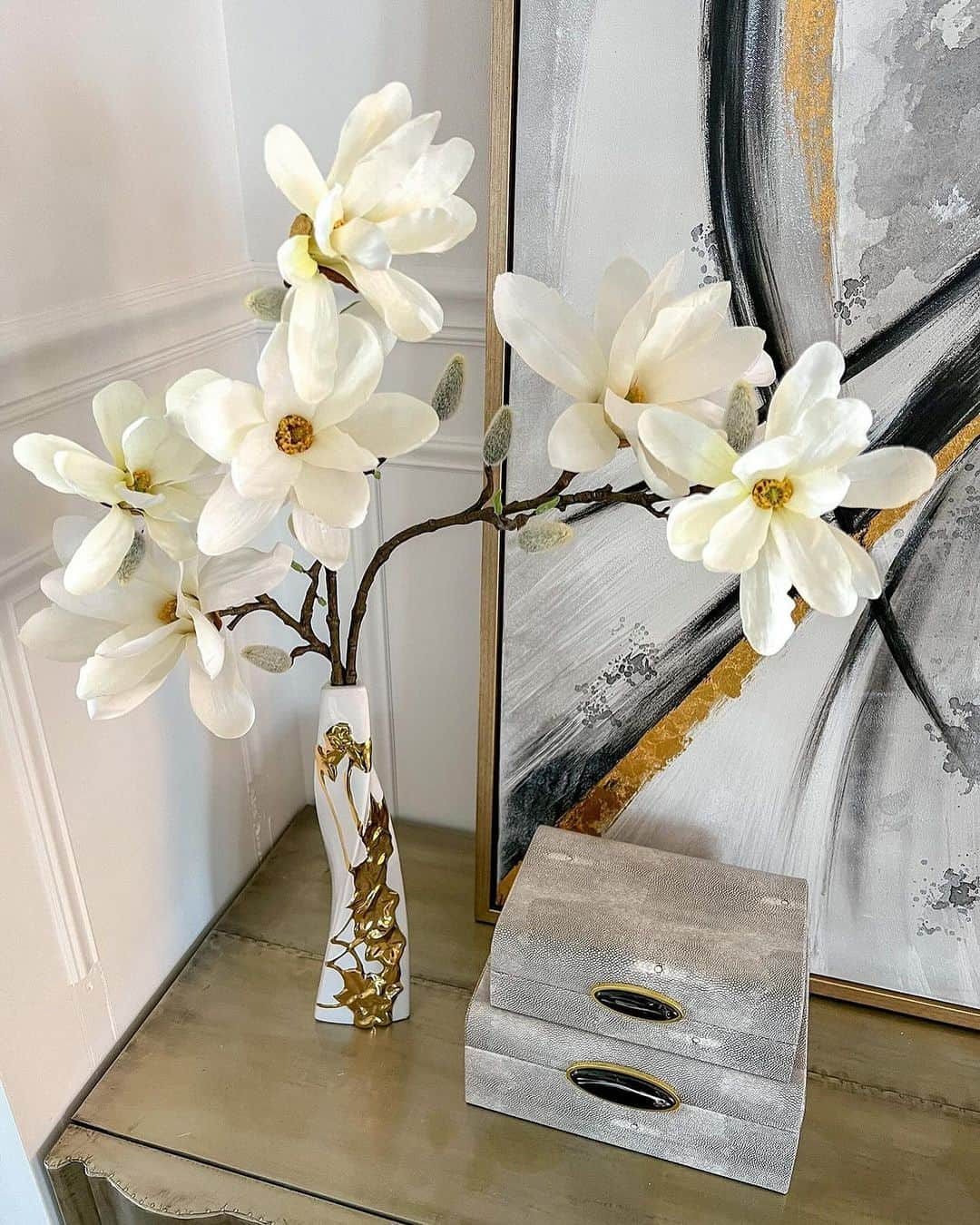 のインスタグラム：「Breathtaking vases designed to elevate any room😍 shop 35% off select vases right now at inspiremehomedecor.com but don’t wait, this sale is only available for a limited time! Link in bio🤍」