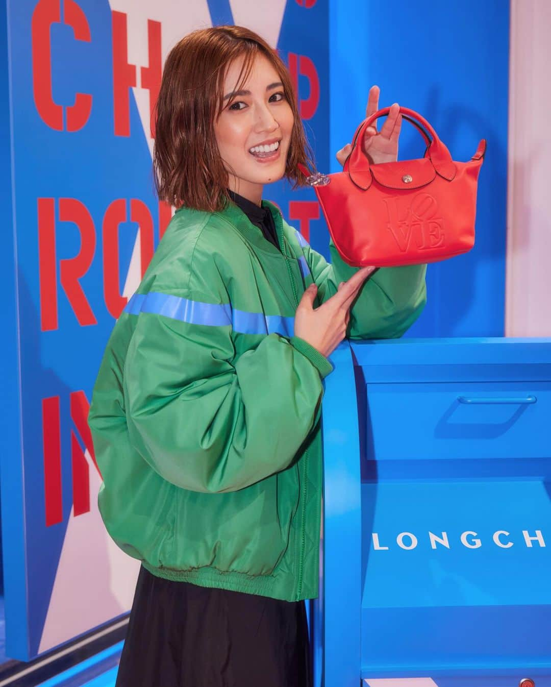 藤井夏恋さんのインスタグラム写真 - (藤井夏恋Instagram)「LONGCHAMP x ROBERT INDIANA ❤️LongchampLOVE❤️  私にとってLOVEとは "誰かを想うその心。" このバッグにはそんなLOVEという文字が ポイントになっていて、シンプルなのに 伝わってくるものがある。 このデザイン、好き。🫶  For me, LOVE is about caring deeply for someone. This bag, with the word LOVE on it, has a simple yet powerful design that I really love. 🫶 I❤︎Longchamp😍😆  #LongchampXRobertIndiana #LongchampLOVE #LongchampSS24 #ロンシャン #pr @longchamp  ©Morgan Art Foundation, LLC. Licensed by Artestar, New York」11月10日 8時43分 - fujiikaren_official