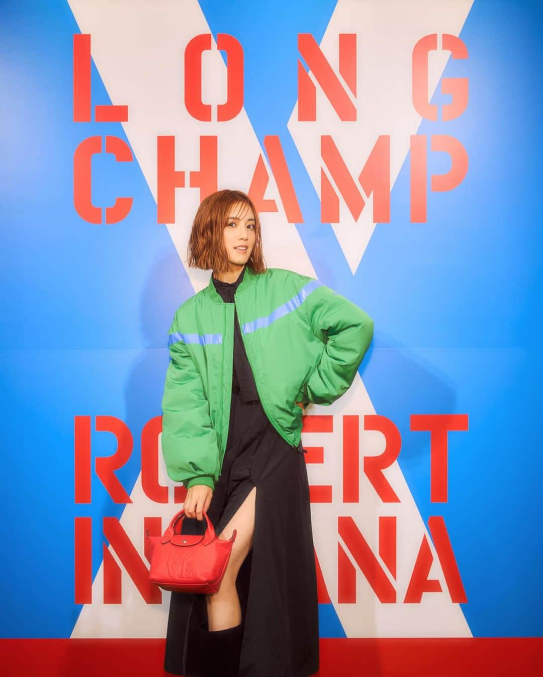 藤井夏恋のインスタグラム：「LONGCHAMP x ROBERT INDIANA ❤️LongchampLOVE❤️  私にとってLOVEとは "誰かを想うその心。" このバッグにはそんなLOVEという文字が ポイントになっていて、シンプルなのに 伝わってくるものがある。 このデザイン、好き。🫶  For me, LOVE is about caring deeply for someone. This bag, with the word LOVE on it, has a simple yet powerful design that I really love. 🫶 I❤︎Longchamp😍😆  #LongchampXRobertIndiana #LongchampLOVE #LongchampSS24 #ロンシャン #pr @longchamp  ©Morgan Art Foundation, LLC. Licensed by Artestar, New York」