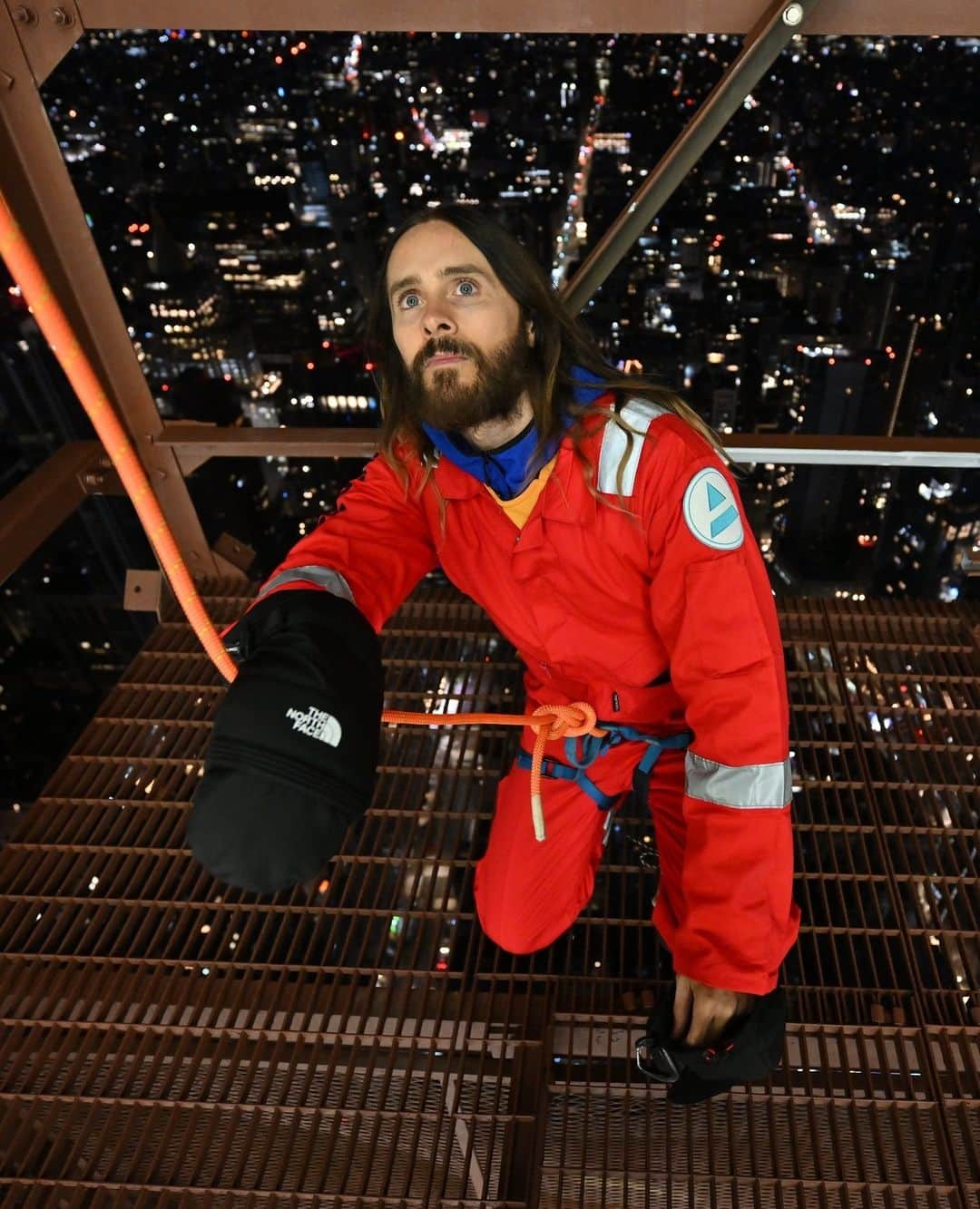 ハリウッド・リポーターのインスタグラム：「#JaredLeto decided to go to the next level to promote his upcoming Seasons World Tour. 'The Dallas Buyers Club' star scaled a portion of the outside of the Empire State Building, making him the first person to ever legally climb to the top of the landmark. Head to the link in bio for more details on the feat.」