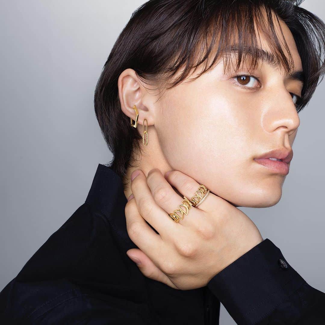 のインスタグラム：「【GENDERLESS】 ソリッドなゴールドジュエリーは性別問わず楽しめるジェンダーレスな装いが魅力。 ボリュームがありながら抜け感のあるデザインで、男性でも軽やかに身に着けられます。 ダイヤモンドの輝きをさりげなく添えて、ワンランク上のスタイルに。  =====  《LUMINE CARD 10%OFF》 11/9(木)～15(水) の期間中、スタージュエリー ルミネ各店(横浜・北千住・大宮)では、ルミネカードでのお買い上げで10％OFF！ 店頭にはホリディシーズンにぴったりの新作ジュエリーが豊富にラインナップ。 希少なアコヤパールをあしらったジュエリーやモダンなハートモチーフジュエリー、ウォッチなど数量限定商品もぜひチェックして。  #starjewelry #スタージュエリー #genderless  #ring #リング #pierce #ピアス #earcuff #イヤーカフ #jewelry」