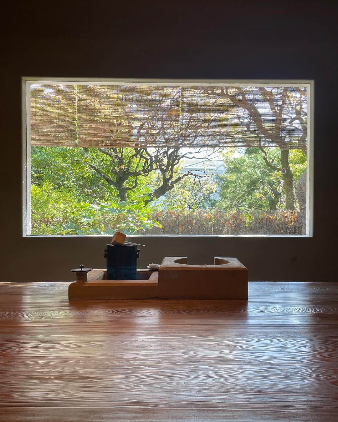 熊澤枝里子さんのインスタグラム写真 - (熊澤枝里子Instagram)「・ @senn_journal  "Less is beauty" ブランドコンセプトに共感して、お招きいただいたSENNの新商品MEGURIの発表イベントに参加してきました。 素敵な空間の八雲茶寮にて。 『巡り』は私の学んできた中医学やピラティスにも共通するところがありまして。 香道の香りのパフォーマンスと、茶道のパフォーマンスがこれまた素敵で、癒しとおもてなしの気持ちがブランドの世界観と共に伝わってきました。 癒しの空気に誘われてか猫も日向ぼっこしにやってきましたよ☺️🐈  #SENN #八雲茶寮」11月10日 8時54分 - kumazawa_eriko