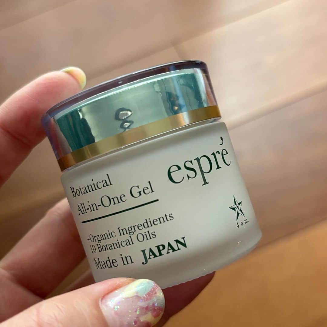 花音舞さんのインスタグラム写真 - (花音舞Instagram)「ガラス工芸ワークショップ  2回目の参加✨ みほ（#朝風れい さん）とお友達と参加したよ🤍  今回はサラダボウルにチャレンジ✨ 大きいし、曲線に沿って絵を転写したり切っていくのはかなり難易度高め😎💦 りな（#彩星りおん さん）先生のご指導のもと楽しく作ることが出来ました(^^)  無心になって作業するって良いですね✨（←ずっとしゃべってたから無心ではないのか？！笑）  ノルさん（#稔幸 さん）もお美しすぎました🥹✨  ６枚目のお写真はえいこ先生の作品🌹🍷 @verre.eiko  お家で愛用させて頂いております♡  今、帝国ホテルで展示会が開催されています✨ 私も伺う予定です♪ ステキな作品がいっぱいなのでみなさまぜひ足をお運びください♪  そして、今日は日比谷シャンテでりなのプロデュース美容ジェル『espre』の商品を私がご案内させて頂きます✨ 16時から19時のタイトなお時間ですが… みなさまにお会いできるのを楽しみにお待ちしております🥹💕お試しもできるので、ぜひ気軽にいらしてください♡ ※お写真最後の２枚💚  #ガラス工芸  #ワークショップ #山田えい子  #山田えい子ガラス工芸展  #サラダボウル   #宝塚 #90期  #同期 #大好き #月組 #雪組 #宙組 #花音舞」11月10日 8時55分 - mai_kanon_official