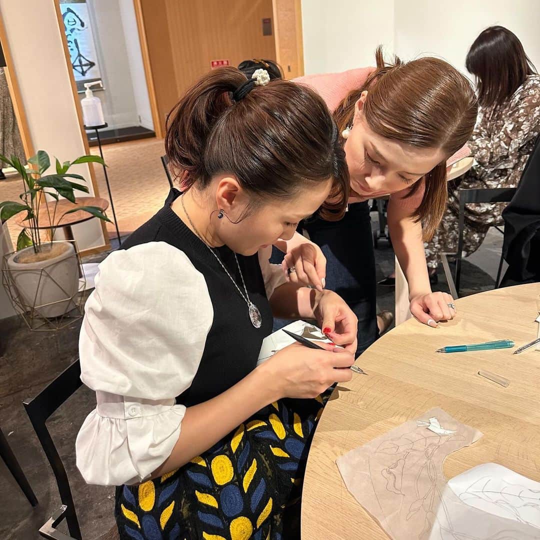 花音舞さんのインスタグラム写真 - (花音舞Instagram)「ガラス工芸ワークショップ  2回目の参加✨ みほ（#朝風れい さん）とお友達と参加したよ🤍  今回はサラダボウルにチャレンジ✨ 大きいし、曲線に沿って絵を転写したり切っていくのはかなり難易度高め😎💦 りな（#彩星りおん さん）先生のご指導のもと楽しく作ることが出来ました(^^)  無心になって作業するって良いですね✨（←ずっとしゃべってたから無心ではないのか？！笑）  ノルさん（#稔幸 さん）もお美しすぎました🥹✨  ６枚目のお写真はえいこ先生の作品🌹🍷 @verre.eiko  お家で愛用させて頂いております♡  今、帝国ホテルで展示会が開催されています✨ 私も伺う予定です♪ ステキな作品がいっぱいなのでみなさまぜひ足をお運びください♪  そして、今日は日比谷シャンテでりなのプロデュース美容ジェル『espre』の商品を私がご案内させて頂きます✨ 16時から19時のタイトなお時間ですが… みなさまにお会いできるのを楽しみにお待ちしております🥹💕お試しもできるので、ぜひ気軽にいらしてください♡ ※お写真最後の２枚💚  #ガラス工芸  #ワークショップ #山田えい子  #山田えい子ガラス工芸展  #サラダボウル   #宝塚 #90期  #同期 #大好き #月組 #雪組 #宙組 #花音舞」11月10日 8時55分 - mai_kanon_official