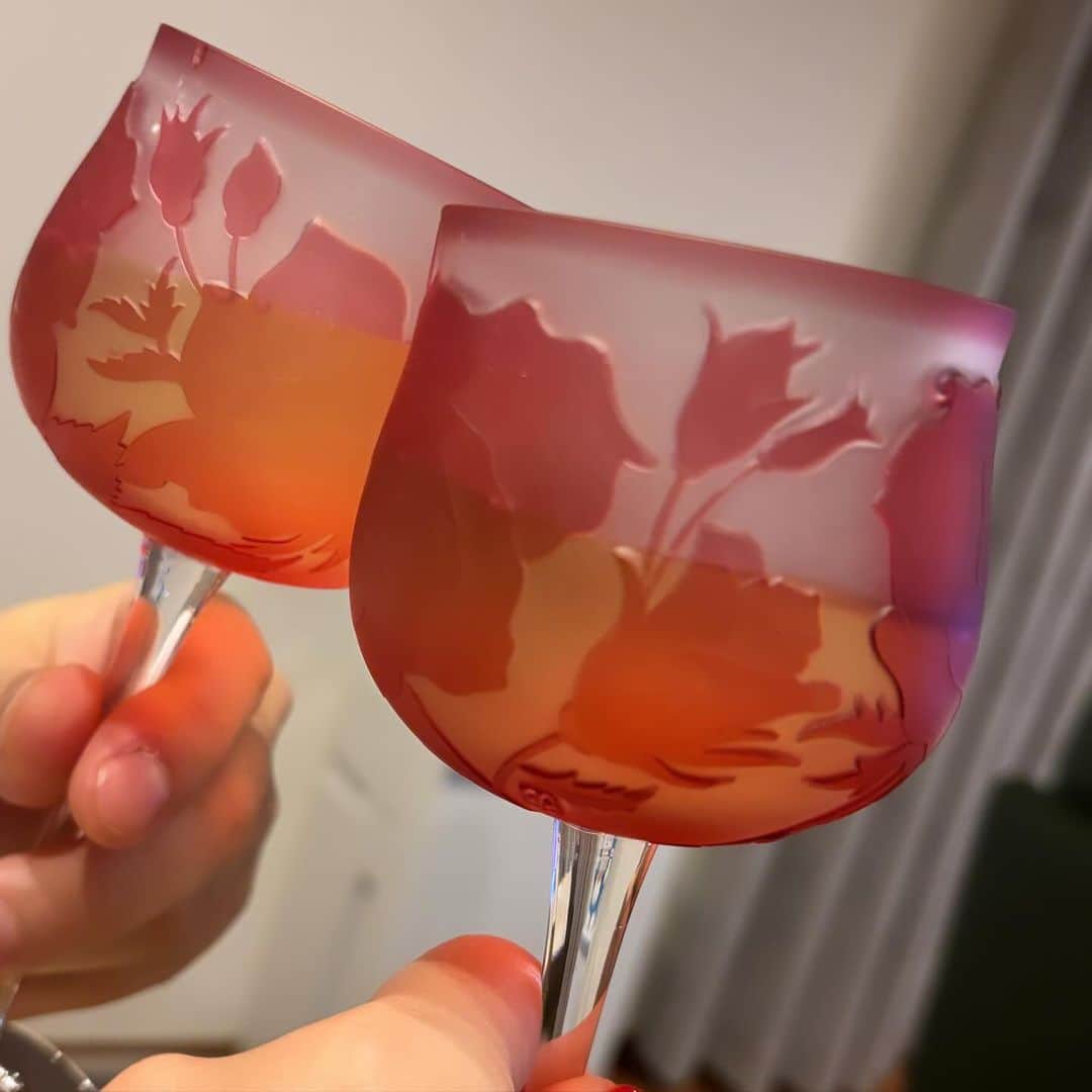 花音舞さんのインスタグラム写真 - (花音舞Instagram)「ガラス工芸ワークショップ  2回目の参加✨ みほ（#朝風れい さん）とお友達と参加したよ🤍  今回はサラダボウルにチャレンジ✨ 大きいし、曲線に沿って絵を転写したり切っていくのはかなり難易度高め😎💦 りな（#彩星りおん さん）先生のご指導のもと楽しく作ることが出来ました(^^)  無心になって作業するって良いですね✨（←ずっとしゃべってたから無心ではないのか？！笑）  ノルさん（#稔幸 さん）もお美しすぎました🥹✨  ６枚目のお写真はえいこ先生の作品🌹🍷 @verre.eiko  お家で愛用させて頂いております♡  今、帝国ホテルで展示会が開催されています✨ 私も伺う予定です♪ ステキな作品がいっぱいなのでみなさまぜひ足をお運びください♪  そして、今日は日比谷シャンテでりなのプロデュース美容ジェル『espre』の商品を私がご案内させて頂きます✨ 16時から19時のタイトなお時間ですが… みなさまにお会いできるのを楽しみにお待ちしております🥹💕お試しもできるので、ぜひ気軽にいらしてください♡ ※お写真最後の２枚💚  #ガラス工芸  #ワークショップ #山田えい子  #山田えい子ガラス工芸展  #サラダボウル   #宝塚 #90期  #同期 #大好き #月組 #雪組 #宙組 #花音舞」11月10日 8時55分 - mai_kanon_official