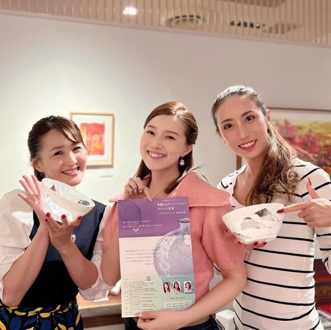 花音舞さんのインスタグラム写真 - (花音舞Instagram)「ガラス工芸ワークショップ  2回目の参加✨ みほ（#朝風れい さん）とお友達と参加したよ🤍  今回はサラダボウルにチャレンジ✨ 大きいし、曲線に沿って絵を転写したり切っていくのはかなり難易度高め😎💦 りな（#彩星りおん さん）先生のご指導のもと楽しく作ることが出来ました(^^)  無心になって作業するって良いですね✨（←ずっとしゃべってたから無心ではないのか？！笑）  ノルさん（#稔幸 さん）もお美しすぎました🥹✨  ６枚目のお写真はえいこ先生の作品🌹🍷 @verre.eiko  お家で愛用させて頂いております♡  今、帝国ホテルで展示会が開催されています✨ 私も伺う予定です♪ ステキな作品がいっぱいなのでみなさまぜひ足をお運びください♪  そして、今日は日比谷シャンテでりなのプロデュース美容ジェル『espre』の商品を私がご案内させて頂きます✨ 16時から19時のタイトなお時間ですが… みなさまにお会いできるのを楽しみにお待ちしております🥹💕お試しもできるので、ぜひ気軽にいらしてください♡ ※お写真最後の２枚💚  #ガラス工芸  #ワークショップ #山田えい子  #山田えい子ガラス工芸展  #サラダボウル   #宝塚 #90期  #同期 #大好き #月組 #雪組 #宙組 #花音舞」11月10日 8時55分 - mai_kanon_official