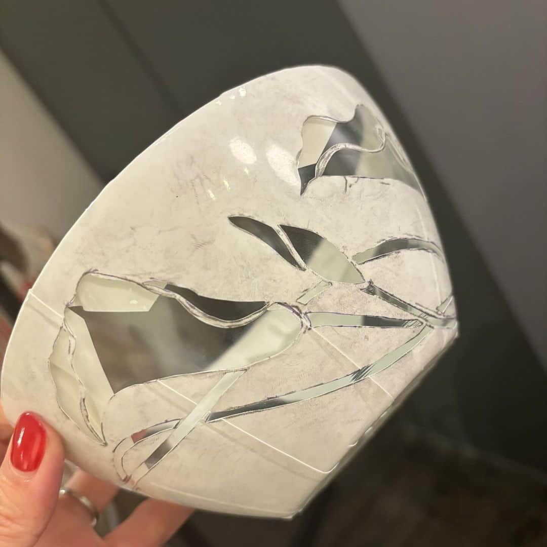 花音舞さんのインスタグラム写真 - (花音舞Instagram)「ガラス工芸ワークショップ  2回目の参加✨ みほ（#朝風れい さん）とお友達と参加したよ🤍  今回はサラダボウルにチャレンジ✨ 大きいし、曲線に沿って絵を転写したり切っていくのはかなり難易度高め😎💦 りな（#彩星りおん さん）先生のご指導のもと楽しく作ることが出来ました(^^)  無心になって作業するって良いですね✨（←ずっとしゃべってたから無心ではないのか？！笑）  ノルさん（#稔幸 さん）もお美しすぎました🥹✨  ６枚目のお写真はえいこ先生の作品🌹🍷 @verre.eiko  お家で愛用させて頂いております♡  今、帝国ホテルで展示会が開催されています✨ 私も伺う予定です♪ ステキな作品がいっぱいなのでみなさまぜひ足をお運びください♪  そして、今日は日比谷シャンテでりなのプロデュース美容ジェル『espre』の商品を私がご案内させて頂きます✨ 16時から19時のタイトなお時間ですが… みなさまにお会いできるのを楽しみにお待ちしております🥹💕お試しもできるので、ぜひ気軽にいらしてください♡ ※お写真最後の２枚💚  #ガラス工芸  #ワークショップ #山田えい子  #山田えい子ガラス工芸展  #サラダボウル   #宝塚 #90期  #同期 #大好き #月組 #雪組 #宙組 #花音舞」11月10日 8時55分 - mai_kanon_official