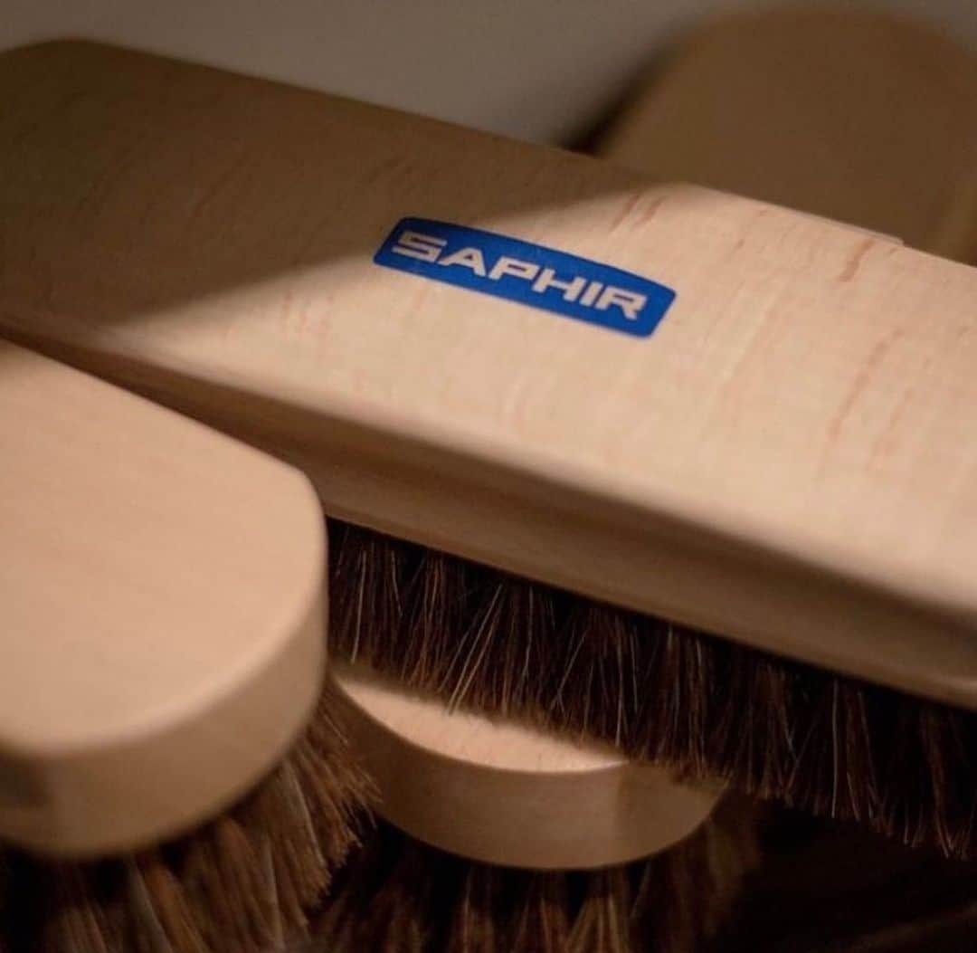 Saphirさんのインスタグラム写真 - (SaphirInstagram)「All natural bristles make sure that our brushes never damage the stitching on your shoes!  #shinewithsaphir」11月10日 8時55分 - saphir_official