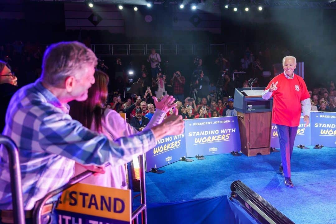 The White Houseのインスタグラム：「Today, President Biden highlighted the reopening of the Belvidere Assembly in Illinois – bringing back thousands of middle-class UAW jobs back to Belvidere.   President Biden is committed to delivering for workers and creating good-paying union jobs.」