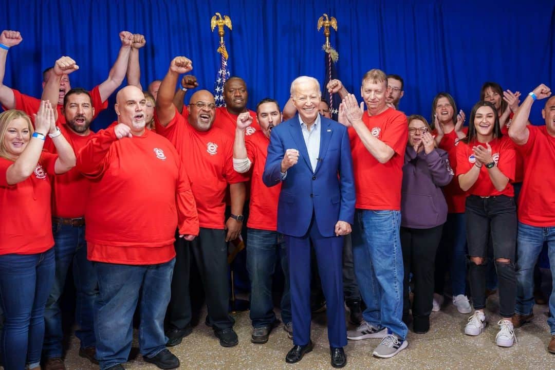 The White Houseさんのインスタグラム写真 - (The White HouseInstagram)「Today, President Biden highlighted the reopening of the Belvidere Assembly in Illinois – bringing back thousands of middle-class UAW jobs back to Belvidere.   President Biden is committed to delivering for workers and creating good-paying union jobs.」11月10日 10時00分 - whitehouse