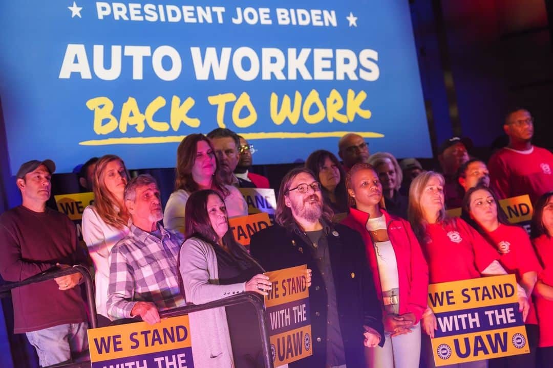 The White Houseさんのインスタグラム写真 - (The White HouseInstagram)「Today, President Biden highlighted the reopening of the Belvidere Assembly in Illinois – bringing back thousands of middle-class UAW jobs back to Belvidere.   President Biden is committed to delivering for workers and creating good-paying union jobs.」11月10日 10時00分 - whitehouse