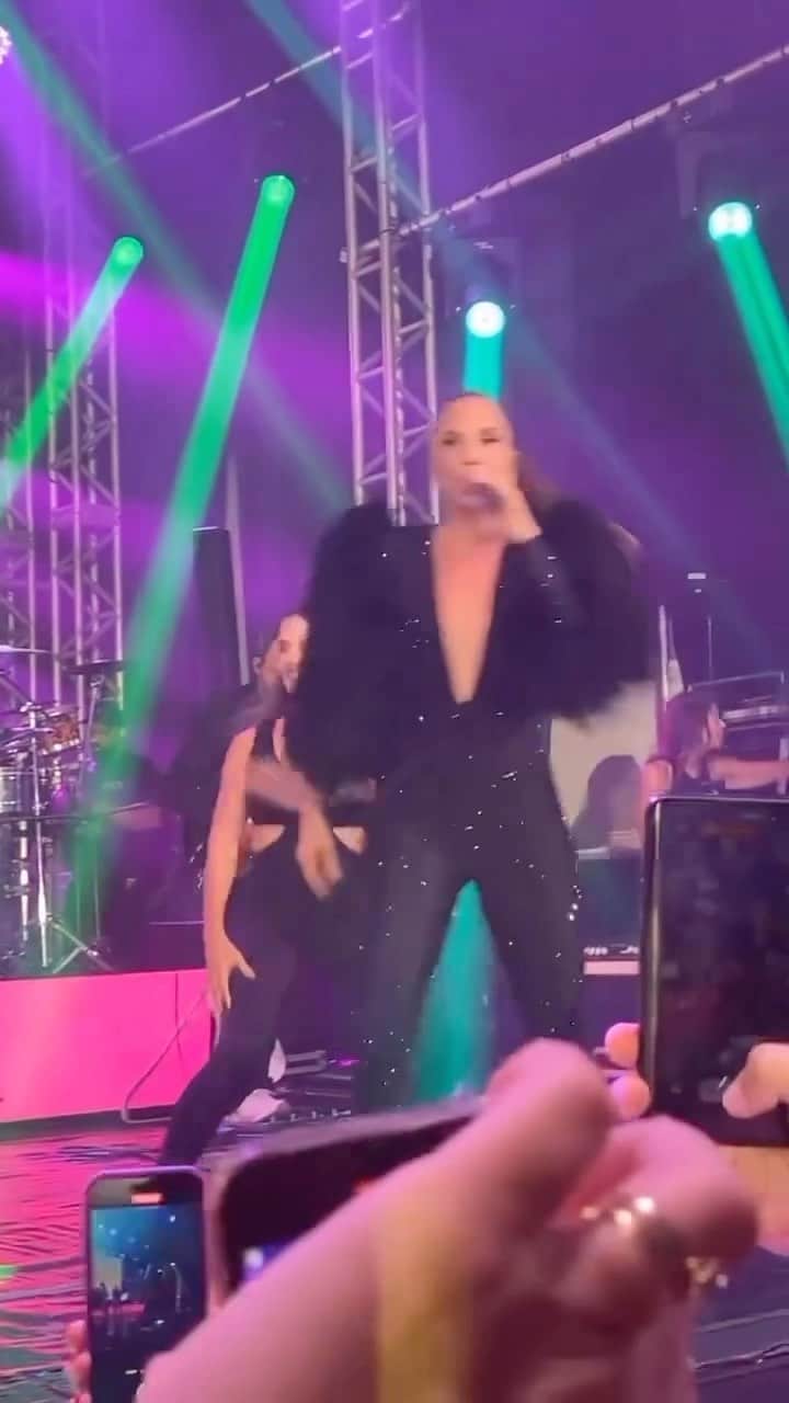 イヴェッチ・サンガロのインスタグラム：「Eu já gosto de cantar viu. Show lindo ontem ❤️‍🔥」