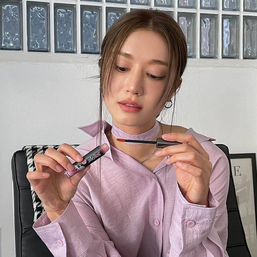 Official STYLENANDAさんのインスタグラム写真 - (Official STYLENANDAInstagram)「3CE VELVET LIP TINT (# COZY CRUSH) 실 발색 보고 가세요!  내 입술같이 자연스러운 피치 누드 컬러로 분위기 있는 가을 메이크업 완성 🍂  #3CEXSMILEY #3CEX스마일리 #EMBOSSYOURSMILE #SMILEY #SMILEYORIGINALS #3CE #3CESTYLENANDA #3CE스타일난다」11月10日 9時00分 - houseof3ce