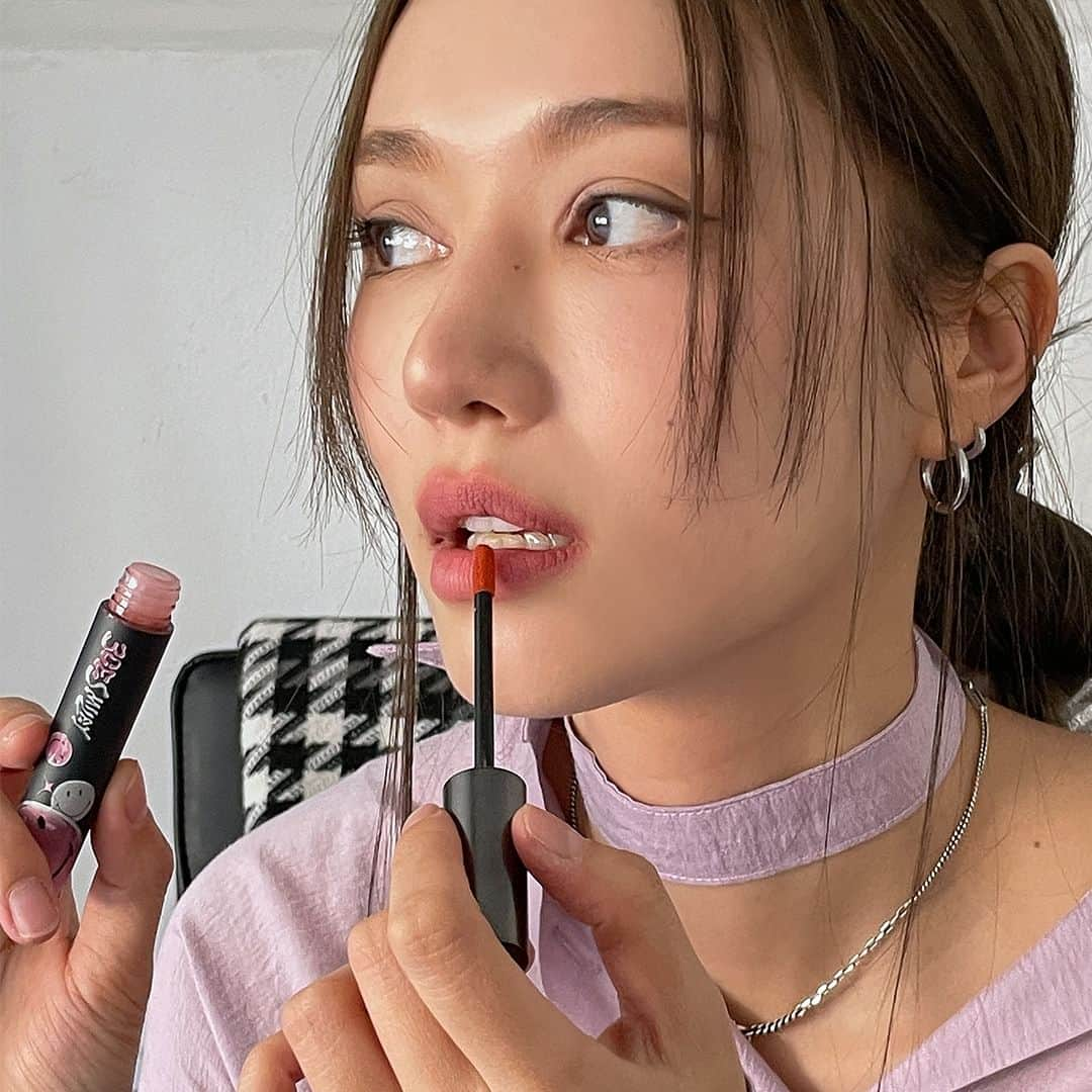 Official STYLENANDAのインスタグラム：「3CE VELVET LIP TINT (# COZY CRUSH) 실 발색 보고 가세요!  내 입술같이 자연스러운 피치 누드 컬러로 분위기 있는 가을 메이크업 완성 🍂  #3CEXSMILEY #3CEX스마일리 #EMBOSSYOURSMILE #SMILEY #SMILEYORIGINALS #3CE #3CESTYLENANDA #3CE스타일난다」