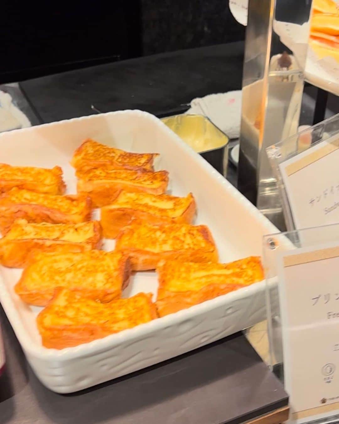 高倉絵理さんのインスタグラム写真 - (高倉絵理Instagram)「楽しかった金沢旅行③  今回の旅行で楽しみにしていた一つ。 金沢を味わう約60種類の”朝食ビュッフェ”  シェフが目の前で仕上げる出来立てのお寿司や天ぷらが贅沢！ 金沢おでんや金沢カレー、郷土料理の治部煮など 金沢らしいメニューがいっぱいのビュッフェ。  焼き魚などの定番和食や洋食メニュー、パン・サラダ・フルーツなど一品一品工夫を凝らしたお料理の数々に、気分が上がりました。  朝から新鮮なお寿司やお刺身をいただけるのは幸せ♡ 黒くてドロっとした”金沢カレー”やフワフワの”フレンチトースト”がとっても好みでした！  この最高の朝食をいただきにまた行きたいです！  📍 THE HOTEL SANRAKU KANAZAWA（ザ ホテル山楽 金沢） 石川県金沢市尾張町1丁目1番1号 @thehotelsanrakukanazawa   #PR #金沢旅行 #金沢ホテル #ザホテル山楽金沢 #THEHOTELSANRAKUKANAZAWA #金沢グルメ #朝食ビュッフェ #ホテル朝食 #金沢カレー #金沢おでん #治部煮 #女子旅 #金沢グルメ旅 #石川グルメ」11月10日 9時00分 - eri_t28