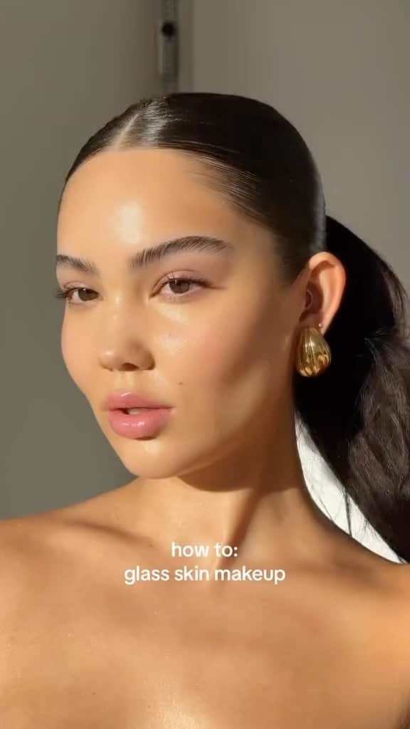 Anastasia Beverly Hillsのインスタグラム：「Taking notes on @amandakhamkaew’s (she/her) glass skin makeup tips 📝  1. Use Hydrating oil to give your skin a healthy glow ✨ 2. Spritz your A23 Pro Brush with Dewy Set Setting Spray before applying Glow Seeker for a more intense finish 💫  #AnastasiaBeverlyHills」