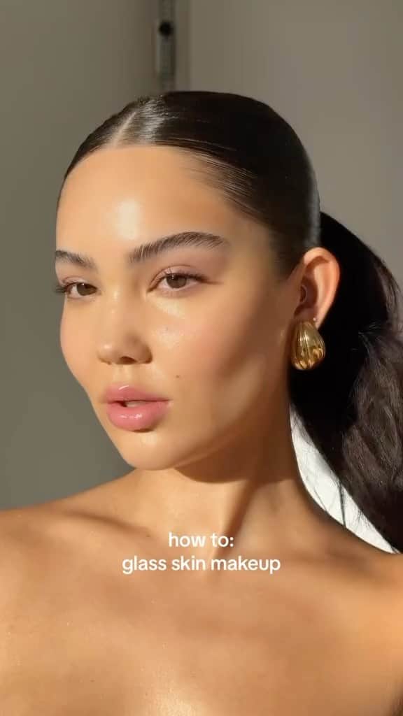 のインスタグラム：「Taking notes on @amandakhamkaew’s (she/her) glass skin makeup tips 📝  1. Use Hydrating oil to give your skin a healthy glow ✨ 2. Spritz your A23 Pro Brush with Dewy Set Setting Spray before applying Glow Seeker for a more intense finish 💫  #AnastasiaBeverlyHills」
