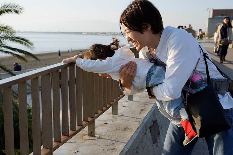 平田薫さんのインスタグラム写真 - (平田薫Instagram)「先日、娘が2歳の誕生日を迎えました🎂  本当にあっという間の2年。 1歳までもあっという間だったけれど、1歳から2歳も本当にあっという間。 赤ちゃんから幼児への成長スピードがとてつもなくて驚かされる日々でした。  子育ても次々と新しい課題が現れて、必死にあれやこれや試行錯誤しているうちにいつの間にかひと山もふた山も越えていて。 娘のアップデートに置いていかれないよう必死に食らいついた感じでしたが、振り返ると私もかなり成長させてもらって、逞しく強くなった一年でした。  一歳のお誕生日で家族みんなでお揃いにして着た、白パーカーとジーンズを着せてみたら、成長具合に本当に驚き。 最初は2個も3個も折り返していて、ずいぶん長く履けそうだなぁと思っていたのに、すっかりロールアップ無しで履けるように。 もう数ヶ月でツンツルテンのサイズアウトなのかなぁと思うと寂しいです。  一年前やっと数歩前に出たくらいで、倒れそうになる前に、スッと腰を下ろす姿を見てなかなか慎重だなぁと思っていたのに、 たった一年で足がかけられるところがあればグイグイ登っていけるお猿ちゃんに。 逃げ足も速い！！ボールを蹴るのも上手！！スイミングでもガンガン飛び込み！！ 高いところに登りたがるのは、私も子供の頃大好きで血かな。  4枚目の写真のように気に入った場所からは物凄い握力でひっぱっても離れず。 公園の遊具などからも引き離すのが一苦労。 自慢の握力で、鉄棒などにもたくさんぶら下がって身体を支えいます。 最近はもう懸垂？鍛錬しているようにも見えてきました。笑  1歳半頃から、イヤイヤ期かな？と感じる事はたまにありましたが、 2歳になって、いよいよ本格的なイヤイヤ期きたなぁ、と。これが魔の2年ってやつか、、と実感中。  朝から嫌！やだよー！やんない！たべない！やだー！！連発で本当笑うレベル。嫌ばっかり！(余裕がない日は笑えない。笑)  とてもパワフルでお昼寝もなかなかせずずーっと遊びに付き合う日々で、毎日毎日楽しいけれど、疲れも蓄積してきたなぁと感じていたこの頃。  ちょっと前まで、結構身体も心も疲れてきたなぁと思っていた所でしたが、凝り固まった身体をゴリゴリほぐしてもらってメンテナンスしてもらったところ、心の不純物も身体の不純物もスッキリ流れて大回復。 マッサージしてもらいながら実感したのですが、過去1身体がやられてバキバキゴリゴリでした。  イヤイヤ期で爆発すると、余裕がないと本当に疲れるししんどい。 けど、スッキリ元気になって疲れが抜けて、あっという間に成長していく娘の姿を見逃さないように、一緒に過ごせるこんなに可愛い時間をため息ついてる場合じゃない！と思い直し。 まだたった2歳の娘だけれどあっという間に2歳。  余裕を持って成長を見守れるように、私がしっかり健康で元気でいないとなぁと改めて実感したのでした。  ママ業に限らず、世の頑張ってる皆さん！ しっかり身体をメンテナスして沢山自分にご褒美をあげて過ごしましょ〜  元気でいたって、イヤイヤ期の激しい時は、泣きたくなるし、泣くし、イヤイヤ泣いてるところを人目を気にせず(気になるが)白目剥きながら担ぎ上げて歩くし、声を上げて怒りたくなる日もあるけれど…  でも、まだ宇宙語混じりで新しい言葉をぐんぐん吸収しながら一生懸命伝えてくれる姿も、だっこだっこと甘えてくる姿も、床とお友達なのも、今だけの可愛い可愛い期間。 そう思うと本当寂しくて泣ける！笑 噛み締めて噛み締めて楽しんでいこうと思います。  #2歳 #パパカメラ#この日乗りに乗ってて良い写真沢山 #新江ノ島水族館#大好き #あわたん」11月10日 9時07分 - hiratakaoru1215