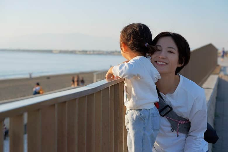 平田薫さんのインスタグラム写真 - (平田薫Instagram)「先日、娘が2歳の誕生日を迎えました🎂  本当にあっという間の2年。 1歳までもあっという間だったけれど、1歳から2歳も本当にあっという間。 赤ちゃんから幼児への成長スピードがとてつもなくて驚かされる日々でした。  子育ても次々と新しい課題が現れて、必死にあれやこれや試行錯誤しているうちにいつの間にかひと山もふた山も越えていて。 娘のアップデートに置いていかれないよう必死に食らいついた感じでしたが、振り返ると私もかなり成長させてもらって、逞しく強くなった一年でした。  一歳のお誕生日で家族みんなでお揃いにして着た、白パーカーとジーンズを着せてみたら、成長具合に本当に驚き。 最初は2個も3個も折り返していて、ずいぶん長く履けそうだなぁと思っていたのに、すっかりロールアップ無しで履けるように。 もう数ヶ月でツンツルテンのサイズアウトなのかなぁと思うと寂しいです。  一年前やっと数歩前に出たくらいで、倒れそうになる前に、スッと腰を下ろす姿を見てなかなか慎重だなぁと思っていたのに、 たった一年で足がかけられるところがあればグイグイ登っていけるお猿ちゃんに。 逃げ足も速い！！ボールを蹴るのも上手！！スイミングでもガンガン飛び込み！！ 高いところに登りたがるのは、私も子供の頃大好きで血かな。  4枚目の写真のように気に入った場所からは物凄い握力でひっぱっても離れず。 公園の遊具などからも引き離すのが一苦労。 自慢の握力で、鉄棒などにもたくさんぶら下がって身体を支えいます。 最近はもう懸垂？鍛錬しているようにも見えてきました。笑  1歳半頃から、イヤイヤ期かな？と感じる事はたまにありましたが、 2歳になって、いよいよ本格的なイヤイヤ期きたなぁ、と。これが魔の2年ってやつか、、と実感中。  朝から嫌！やだよー！やんない！たべない！やだー！！連発で本当笑うレベル。嫌ばっかり！(余裕がない日は笑えない。笑)  とてもパワフルでお昼寝もなかなかせずずーっと遊びに付き合う日々で、毎日毎日楽しいけれど、疲れも蓄積してきたなぁと感じていたこの頃。  ちょっと前まで、結構身体も心も疲れてきたなぁと思っていた所でしたが、凝り固まった身体をゴリゴリほぐしてもらってメンテナンスしてもらったところ、心の不純物も身体の不純物もスッキリ流れて大回復。 マッサージしてもらいながら実感したのですが、過去1身体がやられてバキバキゴリゴリでした。  イヤイヤ期で爆発すると、余裕がないと本当に疲れるししんどい。 けど、スッキリ元気になって疲れが抜けて、あっという間に成長していく娘の姿を見逃さないように、一緒に過ごせるこんなに可愛い時間をため息ついてる場合じゃない！と思い直し。 まだたった2歳の娘だけれどあっという間に2歳。  余裕を持って成長を見守れるように、私がしっかり健康で元気でいないとなぁと改めて実感したのでした。  ママ業に限らず、世の頑張ってる皆さん！ しっかり身体をメンテナスして沢山自分にご褒美をあげて過ごしましょ〜  元気でいたって、イヤイヤ期の激しい時は、泣きたくなるし、泣くし、イヤイヤ泣いてるところを人目を気にせず(気になるが)白目剥きながら担ぎ上げて歩くし、声を上げて怒りたくなる日もあるけれど…  でも、まだ宇宙語混じりで新しい言葉をぐんぐん吸収しながら一生懸命伝えてくれる姿も、だっこだっこと甘えてくる姿も、床とお友達なのも、今だけの可愛い可愛い期間。 そう思うと本当寂しくて泣ける！笑 噛み締めて噛み締めて楽しんでいこうと思います。  #2歳 #パパカメラ#この日乗りに乗ってて良い写真沢山 #新江ノ島水族館#大好き #あわたん」11月10日 9時07分 - hiratakaoru1215