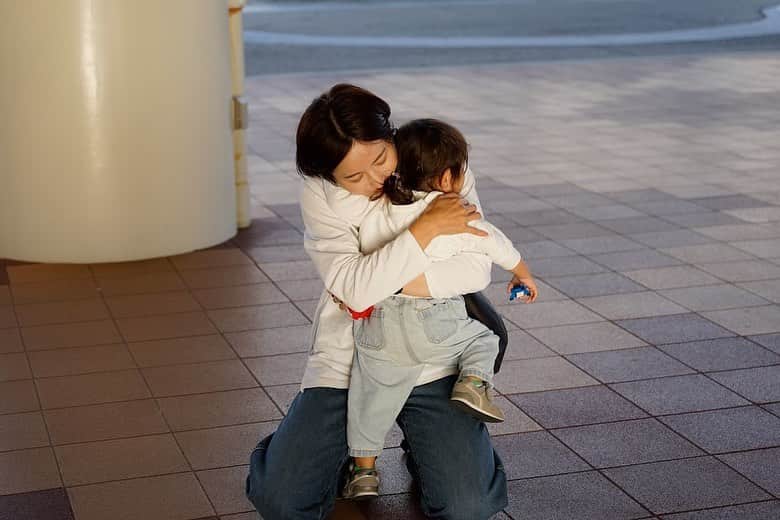 平田薫さんのインスタグラム写真 - (平田薫Instagram)「先日、娘が2歳の誕生日を迎えました🎂  本当にあっという間の2年。 1歳までもあっという間だったけれど、1歳から2歳も本当にあっという間。 赤ちゃんから幼児への成長スピードがとてつもなくて驚かされる日々でした。  子育ても次々と新しい課題が現れて、必死にあれやこれや試行錯誤しているうちにいつの間にかひと山もふた山も越えていて。 娘のアップデートに置いていかれないよう必死に食らいついた感じでしたが、振り返ると私もかなり成長させてもらって、逞しく強くなった一年でした。  一歳のお誕生日で家族みんなでお揃いにして着た、白パーカーとジーンズを着せてみたら、成長具合に本当に驚き。 最初は2個も3個も折り返していて、ずいぶん長く履けそうだなぁと思っていたのに、すっかりロールアップ無しで履けるように。 もう数ヶ月でツンツルテンのサイズアウトなのかなぁと思うと寂しいです。  一年前やっと数歩前に出たくらいで、倒れそうになる前に、スッと腰を下ろす姿を見てなかなか慎重だなぁと思っていたのに、 たった一年で足がかけられるところがあればグイグイ登っていけるお猿ちゃんに。 逃げ足も速い！！ボールを蹴るのも上手！！スイミングでもガンガン飛び込み！！ 高いところに登りたがるのは、私も子供の頃大好きで血かな。  4枚目の写真のように気に入った場所からは物凄い握力でひっぱっても離れず。 公園の遊具などからも引き離すのが一苦労。 自慢の握力で、鉄棒などにもたくさんぶら下がって身体を支えいます。 最近はもう懸垂？鍛錬しているようにも見えてきました。笑  1歳半頃から、イヤイヤ期かな？と感じる事はたまにありましたが、 2歳になって、いよいよ本格的なイヤイヤ期きたなぁ、と。これが魔の2年ってやつか、、と実感中。  朝から嫌！やだよー！やんない！たべない！やだー！！連発で本当笑うレベル。嫌ばっかり！(余裕がない日は笑えない。笑)  とてもパワフルでお昼寝もなかなかせずずーっと遊びに付き合う日々で、毎日毎日楽しいけれど、疲れも蓄積してきたなぁと感じていたこの頃。  ちょっと前まで、結構身体も心も疲れてきたなぁと思っていた所でしたが、凝り固まった身体をゴリゴリほぐしてもらってメンテナンスしてもらったところ、心の不純物も身体の不純物もスッキリ流れて大回復。 マッサージしてもらいながら実感したのですが、過去1身体がやられてバキバキゴリゴリでした。  イヤイヤ期で爆発すると、余裕がないと本当に疲れるししんどい。 けど、スッキリ元気になって疲れが抜けて、あっという間に成長していく娘の姿を見逃さないように、一緒に過ごせるこんなに可愛い時間をため息ついてる場合じゃない！と思い直し。 まだたった2歳の娘だけれどあっという間に2歳。  余裕を持って成長を見守れるように、私がしっかり健康で元気でいないとなぁと改めて実感したのでした。  ママ業に限らず、世の頑張ってる皆さん！ しっかり身体をメンテナスして沢山自分にご褒美をあげて過ごしましょ〜  元気でいたって、イヤイヤ期の激しい時は、泣きたくなるし、泣くし、イヤイヤ泣いてるところを人目を気にせず(気になるが)白目剥きながら担ぎ上げて歩くし、声を上げて怒りたくなる日もあるけれど…  でも、まだ宇宙語混じりで新しい言葉をぐんぐん吸収しながら一生懸命伝えてくれる姿も、だっこだっこと甘えてくる姿も、床とお友達なのも、今だけの可愛い可愛い期間。 そう思うと本当寂しくて泣ける！笑 噛み締めて噛み締めて楽しんでいこうと思います。  #2歳 #パパカメラ#この日乗りに乗ってて良い写真沢山 #新江ノ島水族館#大好き #あわたん」11月10日 9時07分 - hiratakaoru1215