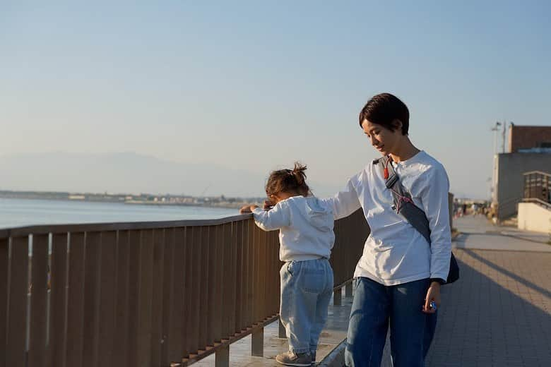 平田薫さんのインスタグラム写真 - (平田薫Instagram)「先日、娘が2歳の誕生日を迎えました🎂  本当にあっという間の2年。 1歳までもあっという間だったけれど、1歳から2歳も本当にあっという間。 赤ちゃんから幼児への成長スピードがとてつもなくて驚かされる日々でした。  子育ても次々と新しい課題が現れて、必死にあれやこれや試行錯誤しているうちにいつの間にかひと山もふた山も越えていて。 娘のアップデートに置いていかれないよう必死に食らいついた感じでしたが、振り返ると私もかなり成長させてもらって、逞しく強くなった一年でした。  一歳のお誕生日で家族みんなでお揃いにして着た、白パーカーとジーンズを着せてみたら、成長具合に本当に驚き。 最初は2個も3個も折り返していて、ずいぶん長く履けそうだなぁと思っていたのに、すっかりロールアップ無しで履けるように。 もう数ヶ月でツンツルテンのサイズアウトなのかなぁと思うと寂しいです。  一年前やっと数歩前に出たくらいで、倒れそうになる前に、スッと腰を下ろす姿を見てなかなか慎重だなぁと思っていたのに、 たった一年で足がかけられるところがあればグイグイ登っていけるお猿ちゃんに。 逃げ足も速い！！ボールを蹴るのも上手！！スイミングでもガンガン飛び込み！！ 高いところに登りたがるのは、私も子供の頃大好きで血かな。  4枚目の写真のように気に入った場所からは物凄い握力でひっぱっても離れず。 公園の遊具などからも引き離すのが一苦労。 自慢の握力で、鉄棒などにもたくさんぶら下がって身体を支えいます。 最近はもう懸垂？鍛錬しているようにも見えてきました。笑  1歳半頃から、イヤイヤ期かな？と感じる事はたまにありましたが、 2歳になって、いよいよ本格的なイヤイヤ期きたなぁ、と。これが魔の2年ってやつか、、と実感中。  朝から嫌！やだよー！やんない！たべない！やだー！！連発で本当笑うレベル。嫌ばっかり！(余裕がない日は笑えない。笑)  とてもパワフルでお昼寝もなかなかせずずーっと遊びに付き合う日々で、毎日毎日楽しいけれど、疲れも蓄積してきたなぁと感じていたこの頃。  ちょっと前まで、結構身体も心も疲れてきたなぁと思っていた所でしたが、凝り固まった身体をゴリゴリほぐしてもらってメンテナンスしてもらったところ、心の不純物も身体の不純物もスッキリ流れて大回復。 マッサージしてもらいながら実感したのですが、過去1身体がやられてバキバキゴリゴリでした。  イヤイヤ期で爆発すると、余裕がないと本当に疲れるししんどい。 けど、スッキリ元気になって疲れが抜けて、あっという間に成長していく娘の姿を見逃さないように、一緒に過ごせるこんなに可愛い時間をため息ついてる場合じゃない！と思い直し。 まだたった2歳の娘だけれどあっという間に2歳。  余裕を持って成長を見守れるように、私がしっかり健康で元気でいないとなぁと改めて実感したのでした。  ママ業に限らず、世の頑張ってる皆さん！ しっかり身体をメンテナスして沢山自分にご褒美をあげて過ごしましょ〜  元気でいたって、イヤイヤ期の激しい時は、泣きたくなるし、泣くし、イヤイヤ泣いてるところを人目を気にせず(気になるが)白目剥きながら担ぎ上げて歩くし、声を上げて怒りたくなる日もあるけれど…  でも、まだ宇宙語混じりで新しい言葉をぐんぐん吸収しながら一生懸命伝えてくれる姿も、だっこだっこと甘えてくる姿も、床とお友達なのも、今だけの可愛い可愛い期間。 そう思うと本当寂しくて泣ける！笑 噛み締めて噛み締めて楽しんでいこうと思います。  #2歳 #パパカメラ#この日乗りに乗ってて良い写真沢山 #新江ノ島水族館#大好き #あわたん」11月10日 9時07分 - hiratakaoru1215