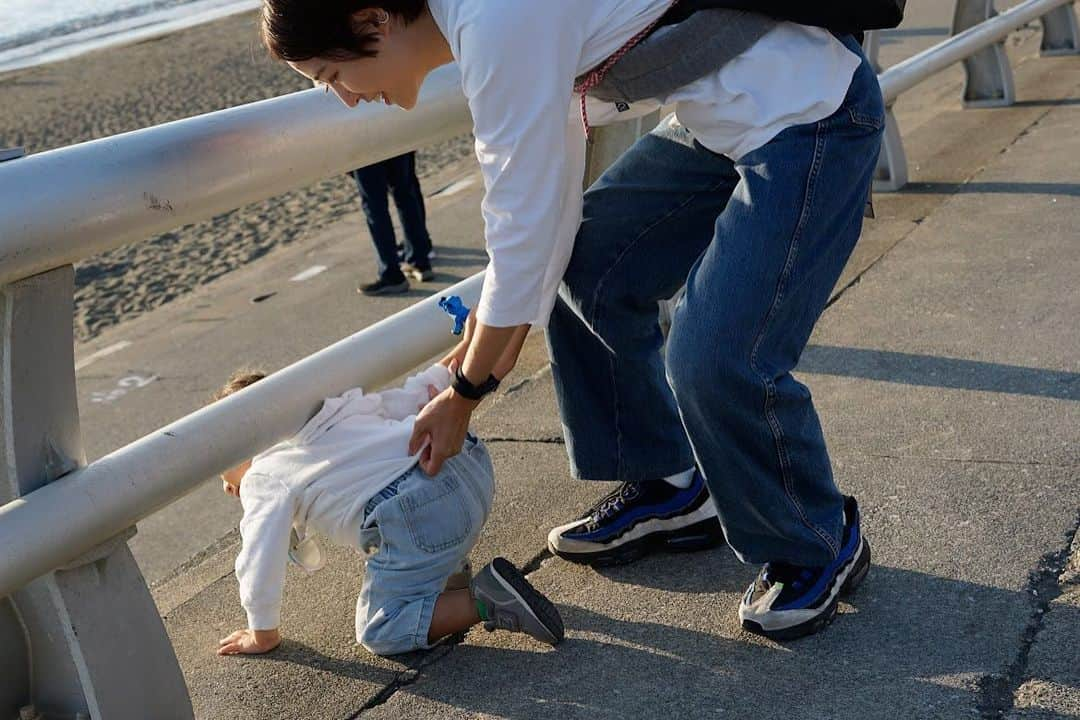 平田薫さんのインスタグラム写真 - (平田薫Instagram)「先日、娘が2歳の誕生日を迎えました🎂  本当にあっという間の2年。 1歳までもあっという間だったけれど、1歳から2歳も本当にあっという間。 赤ちゃんから幼児への成長スピードがとてつもなくて驚かされる日々でした。  子育ても次々と新しい課題が現れて、必死にあれやこれや試行錯誤しているうちにいつの間にかひと山もふた山も越えていて。 娘のアップデートに置いていかれないよう必死に食らいついた感じでしたが、振り返ると私もかなり成長させてもらって、逞しく強くなった一年でした。  一歳のお誕生日で家族みんなでお揃いにして着た、白パーカーとジーンズを着せてみたら、成長具合に本当に驚き。 最初は2個も3個も折り返していて、ずいぶん長く履けそうだなぁと思っていたのに、すっかりロールアップ無しで履けるように。 もう数ヶ月でツンツルテンのサイズアウトなのかなぁと思うと寂しいです。  一年前やっと数歩前に出たくらいで、倒れそうになる前に、スッと腰を下ろす姿を見てなかなか慎重だなぁと思っていたのに、 たった一年で足がかけられるところがあればグイグイ登っていけるお猿ちゃんに。 逃げ足も速い！！ボールを蹴るのも上手！！スイミングでもガンガン飛び込み！！ 高いところに登りたがるのは、私も子供の頃大好きで血かな。  4枚目の写真のように気に入った場所からは物凄い握力でひっぱっても離れず。 公園の遊具などからも引き離すのが一苦労。 自慢の握力で、鉄棒などにもたくさんぶら下がって身体を支えいます。 最近はもう懸垂？鍛錬しているようにも見えてきました。笑  1歳半頃から、イヤイヤ期かな？と感じる事はたまにありましたが、 2歳になって、いよいよ本格的なイヤイヤ期きたなぁ、と。これが魔の2年ってやつか、、と実感中。  朝から嫌！やだよー！やんない！たべない！やだー！！連発で本当笑うレベル。嫌ばっかり！(余裕がない日は笑えない。笑)  とてもパワフルでお昼寝もなかなかせずずーっと遊びに付き合う日々で、毎日毎日楽しいけれど、疲れも蓄積してきたなぁと感じていたこの頃。  ちょっと前まで、結構身体も心も疲れてきたなぁと思っていた所でしたが、凝り固まった身体をゴリゴリほぐしてもらってメンテナンスしてもらったところ、心の不純物も身体の不純物もスッキリ流れて大回復。 マッサージしてもらいながら実感したのですが、過去1身体がやられてバキバキゴリゴリでした。  イヤイヤ期で爆発すると、余裕がないと本当に疲れるししんどい。 けど、スッキリ元気になって疲れが抜けて、あっという間に成長していく娘の姿を見逃さないように、一緒に過ごせるこんなに可愛い時間をため息ついてる場合じゃない！と思い直し。 まだたった2歳の娘だけれどあっという間に2歳。  余裕を持って成長を見守れるように、私がしっかり健康で元気でいないとなぁと改めて実感したのでした。  ママ業に限らず、世の頑張ってる皆さん！ しっかり身体をメンテナスして沢山自分にご褒美をあげて過ごしましょ〜  元気でいたって、イヤイヤ期の激しい時は、泣きたくなるし、泣くし、イヤイヤ泣いてるところを人目を気にせず(気になるが)白目剥きながら担ぎ上げて歩くし、声を上げて怒りたくなる日もあるけれど…  でも、まだ宇宙語混じりで新しい言葉をぐんぐん吸収しながら一生懸命伝えてくれる姿も、だっこだっこと甘えてくる姿も、床とお友達なのも、今だけの可愛い可愛い期間。 そう思うと本当寂しくて泣ける！笑 噛み締めて噛み締めて楽しんでいこうと思います。  #2歳 #パパカメラ#この日乗りに乗ってて良い写真沢山 #新江ノ島水族館#大好き #あわたん」11月10日 9時07分 - hiratakaoru1215