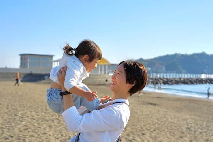 平田薫さんのインスタグラム写真 - (平田薫Instagram)「先日、娘が2歳の誕生日を迎えました🎂  本当にあっという間の2年。 1歳までもあっという間だったけれど、1歳から2歳も本当にあっという間。 赤ちゃんから幼児への成長スピードがとてつもなくて驚かされる日々でした。  子育ても次々と新しい課題が現れて、必死にあれやこれや試行錯誤しているうちにいつの間にかひと山もふた山も越えていて。 娘のアップデートに置いていかれないよう必死に食らいついた感じでしたが、振り返ると私もかなり成長させてもらって、逞しく強くなった一年でした。  一歳のお誕生日で家族みんなでお揃いにして着た、白パーカーとジーンズを着せてみたら、成長具合に本当に驚き。 最初は2個も3個も折り返していて、ずいぶん長く履けそうだなぁと思っていたのに、すっかりロールアップ無しで履けるように。 もう数ヶ月でツンツルテンのサイズアウトなのかなぁと思うと寂しいです。  一年前やっと数歩前に出たくらいで、倒れそうになる前に、スッと腰を下ろす姿を見てなかなか慎重だなぁと思っていたのに、 たった一年で足がかけられるところがあればグイグイ登っていけるお猿ちゃんに。 逃げ足も速い！！ボールを蹴るのも上手！！スイミングでもガンガン飛び込み！！ 高いところに登りたがるのは、私も子供の頃大好きで血かな。  4枚目の写真のように気に入った場所からは物凄い握力でひっぱっても離れず。 公園の遊具などからも引き離すのが一苦労。 自慢の握力で、鉄棒などにもたくさんぶら下がって身体を支えいます。 最近はもう懸垂？鍛錬しているようにも見えてきました。笑  1歳半頃から、イヤイヤ期かな？と感じる事はたまにありましたが、 2歳になって、いよいよ本格的なイヤイヤ期きたなぁ、と。これが魔の2年ってやつか、、と実感中。  朝から嫌！やだよー！やんない！たべない！やだー！！連発で本当笑うレベル。嫌ばっかり！(余裕がない日は笑えない。笑)  とてもパワフルでお昼寝もなかなかせずずーっと遊びに付き合う日々で、毎日毎日楽しいけれど、疲れも蓄積してきたなぁと感じていたこの頃。  ちょっと前まで、結構身体も心も疲れてきたなぁと思っていた所でしたが、凝り固まった身体をゴリゴリほぐしてもらってメンテナンスしてもらったところ、心の不純物も身体の不純物もスッキリ流れて大回復。 マッサージしてもらいながら実感したのですが、過去1身体がやられてバキバキゴリゴリでした。  イヤイヤ期で爆発すると、余裕がないと本当に疲れるししんどい。 けど、スッキリ元気になって疲れが抜けて、あっという間に成長していく娘の姿を見逃さないように、一緒に過ごせるこんなに可愛い時間をため息ついてる場合じゃない！と思い直し。 まだたった2歳の娘だけれどあっという間に2歳。  余裕を持って成長を見守れるように、私がしっかり健康で元気でいないとなぁと改めて実感したのでした。  ママ業に限らず、世の頑張ってる皆さん！ しっかり身体をメンテナスして沢山自分にご褒美をあげて過ごしましょ〜  元気でいたって、イヤイヤ期の激しい時は、泣きたくなるし、泣くし、イヤイヤ泣いてるところを人目を気にせず(気になるが)白目剥きながら担ぎ上げて歩くし、声を上げて怒りたくなる日もあるけれど…  でも、まだ宇宙語混じりで新しい言葉をぐんぐん吸収しながら一生懸命伝えてくれる姿も、だっこだっこと甘えてくる姿も、床とお友達なのも、今だけの可愛い可愛い期間。 そう思うと本当寂しくて泣ける！笑 噛み締めて噛み締めて楽しんでいこうと思います。  #2歳 #パパカメラ#この日乗りに乗ってて良い写真沢山 #新江ノ島水族館#大好き #あわたん」11月10日 9時07分 - hiratakaoru1215